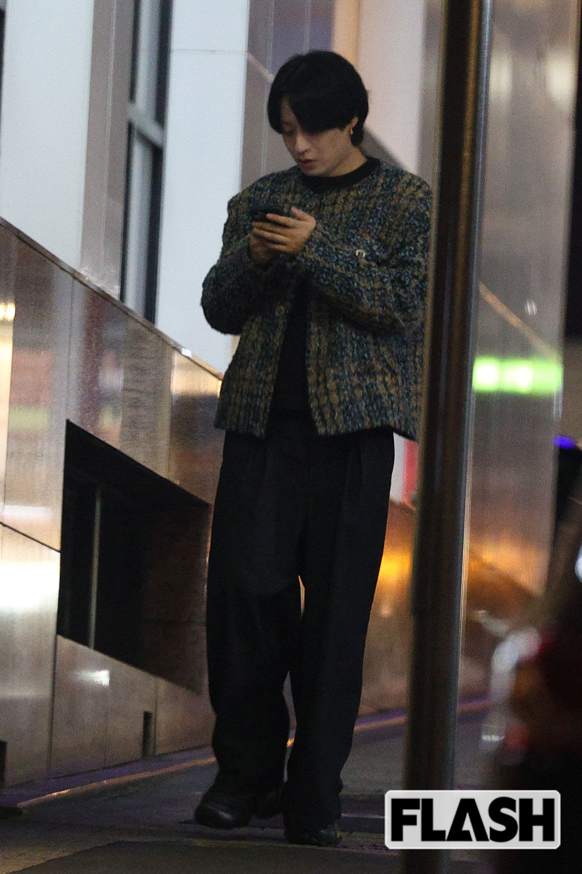 スマホを操作する前山剛久