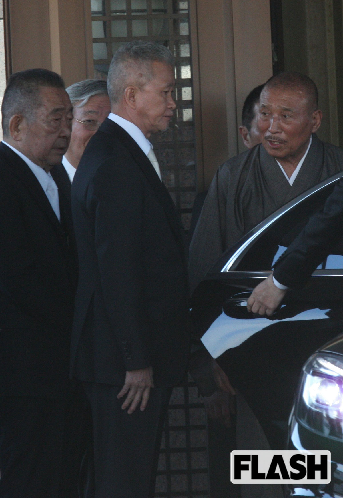 2025年12月13日、六代目山口組の司忍組長（右端）を見送る竹内照明若頭（中央、写真・保坂駱駝）