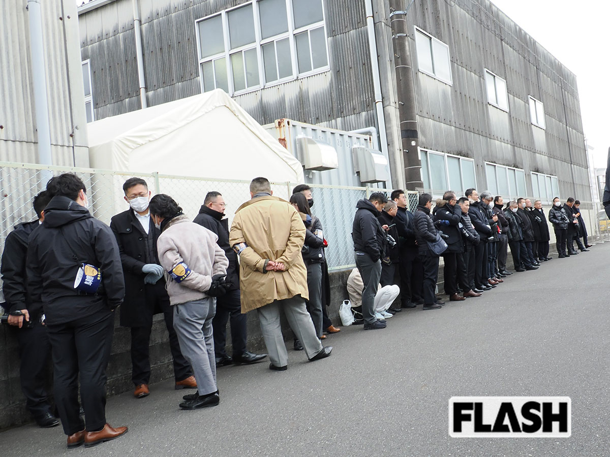 2025年12月13日、「事始め」を監視するため、全国から60名以上の捜査員が集まった（写真・保坂駱駝）