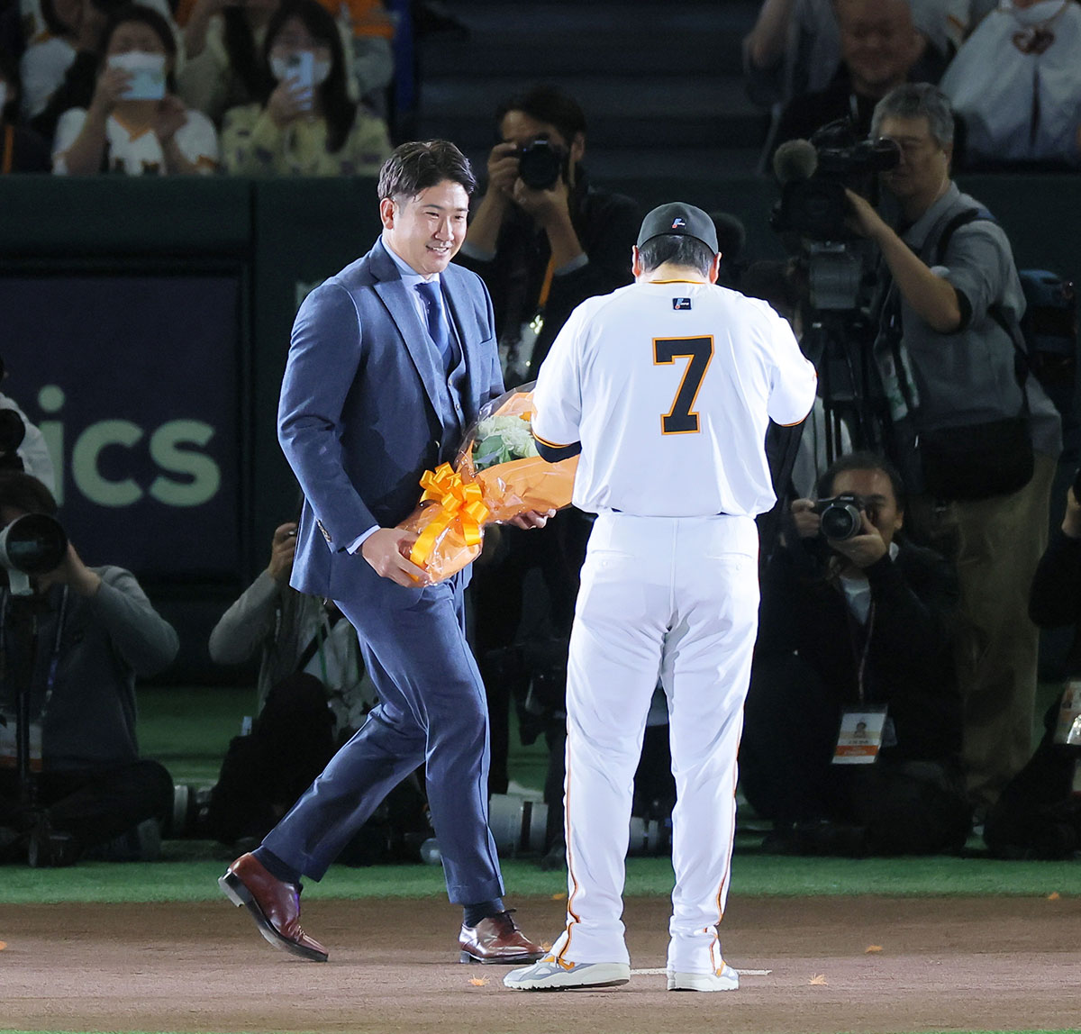 2025年11月23日、長野（ちょうの）久義の引退セレモニーに登場した菅野智之（写真：スポーツ報知/アフロ）