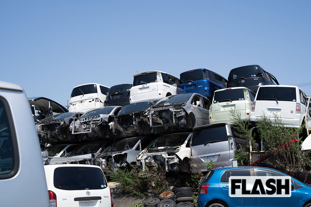 三重県内のヤードで積み上げられた車（写真提供・加藤久美子氏）
