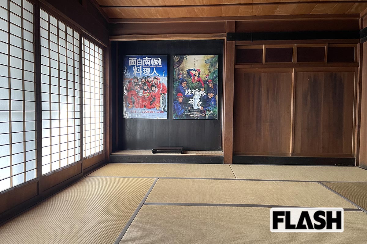 田中要次の実家を改装した「魯芭伍屋6858」の室内には、出演した映画のポスターが（本人提供）