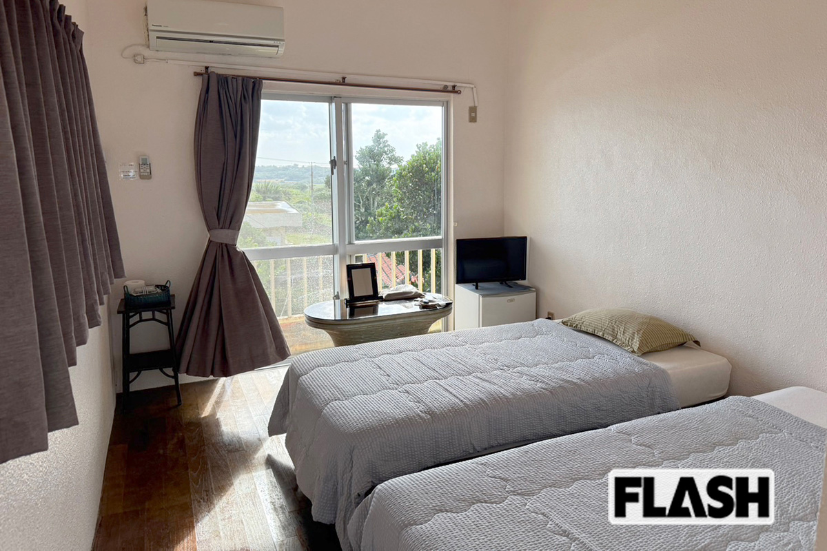 SHINOBUこと宮良忍さんが経営する「民宿宮良」の2人用の洋室。このほかファミリータイプなど、さまざまな部屋を用意している