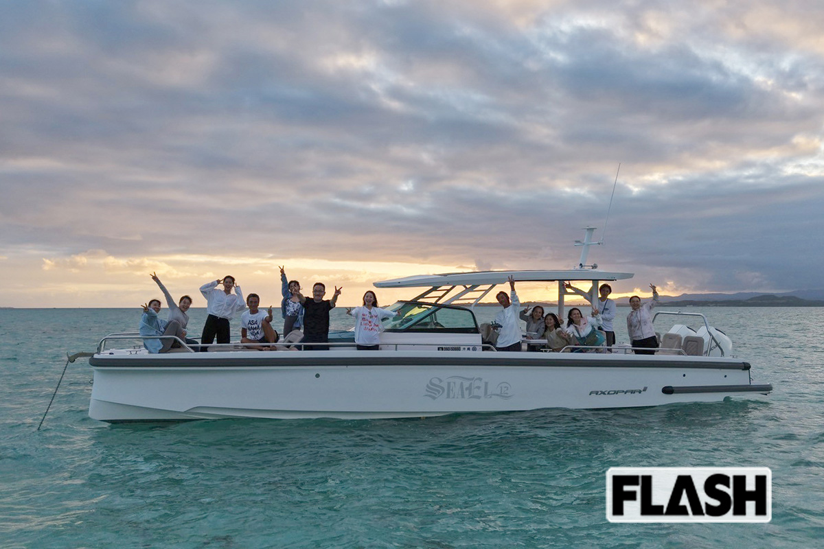 宮良忍さんの愛船「AXOPAR 37ST」でのサンセットクルーズは大人気。夏ならわざと遅めに出発し、帰るころには満天の星が楽しめる