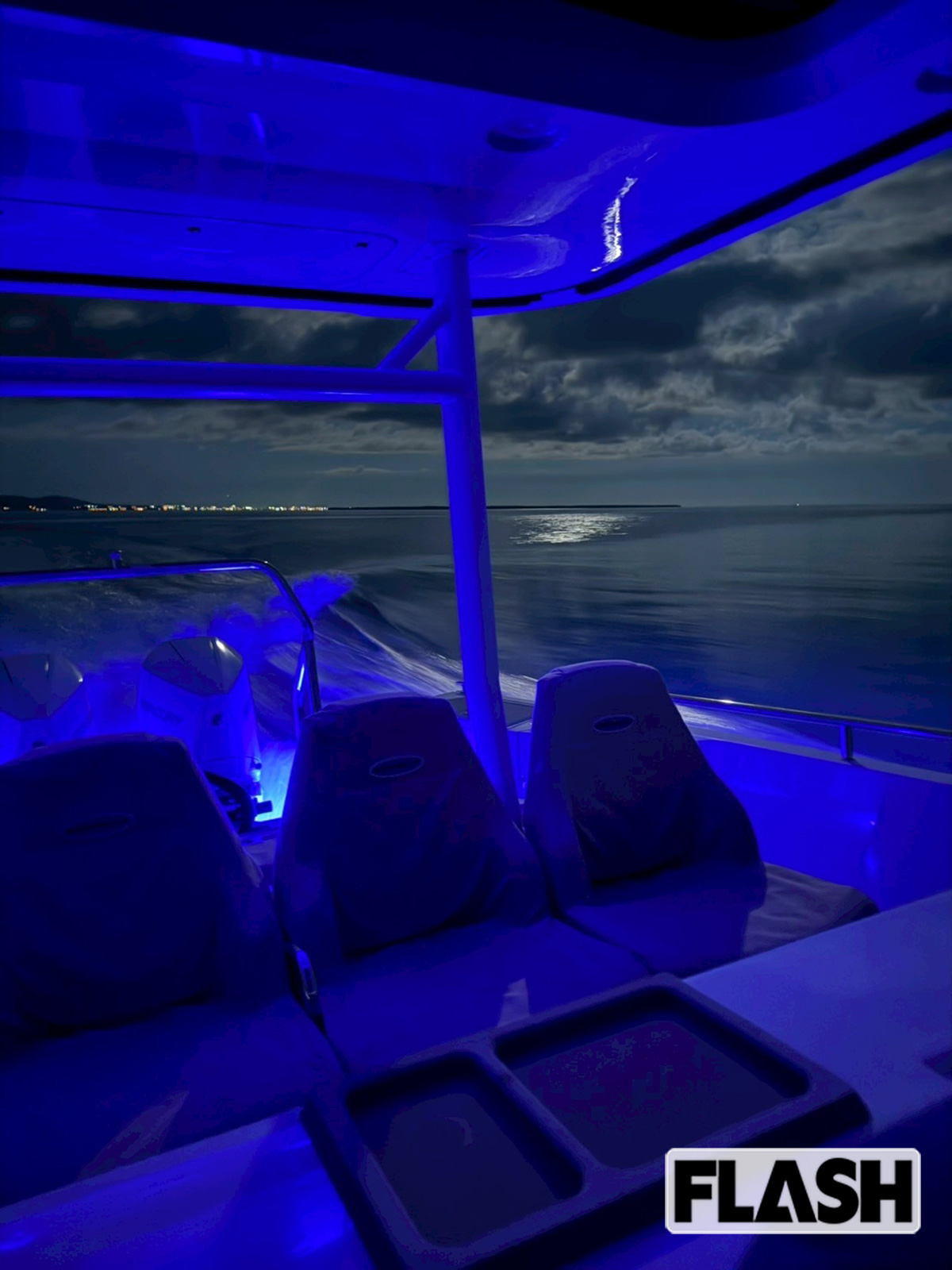 「民宿宮良」で人気の、宮良忍さんの愛船「AXOPAR 37ST」でのサンセットクルーズ