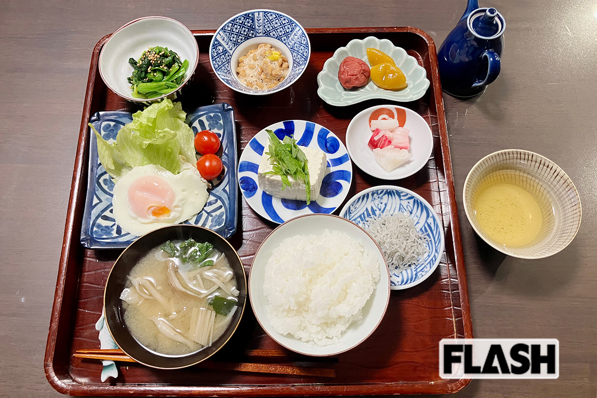 「ゲストハウス　あざみ野」で朝食に使う野菜は、すべて近隣で調達。自家栽培の完熟梅の梅干と甘露煮がつく