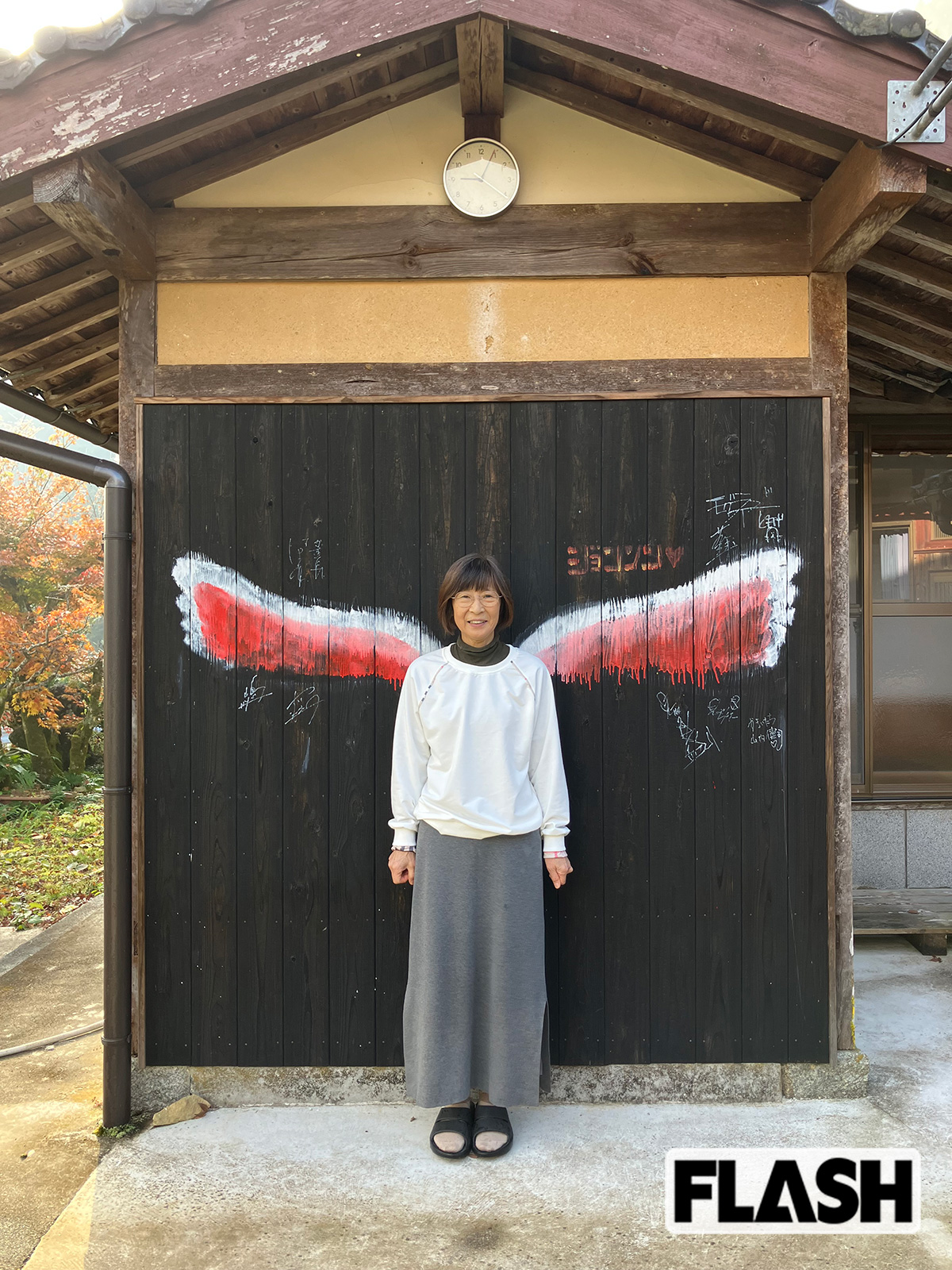 芝大輔ら『ジョンソン』のキャストが残した“手作り映えスポット”を前に、芝の母・美紀さんがポーズをとってくれた