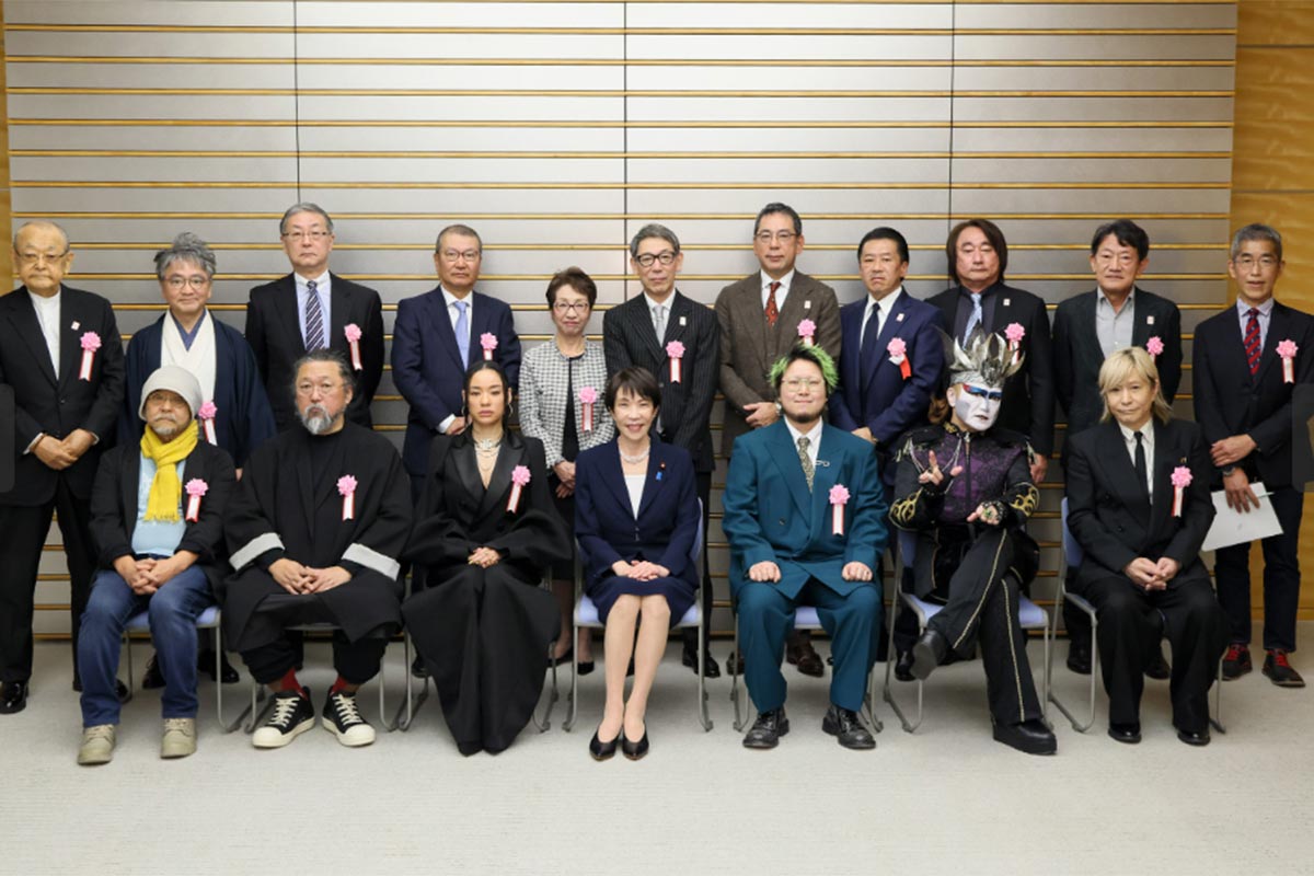 12月22日、総理大臣官邸で開催された高市早苗首相の「コンテンツ業界との意見交換会」に招かれたデーモン閣下は（前列右から2人め）（写真・首相官邸公式HPより）