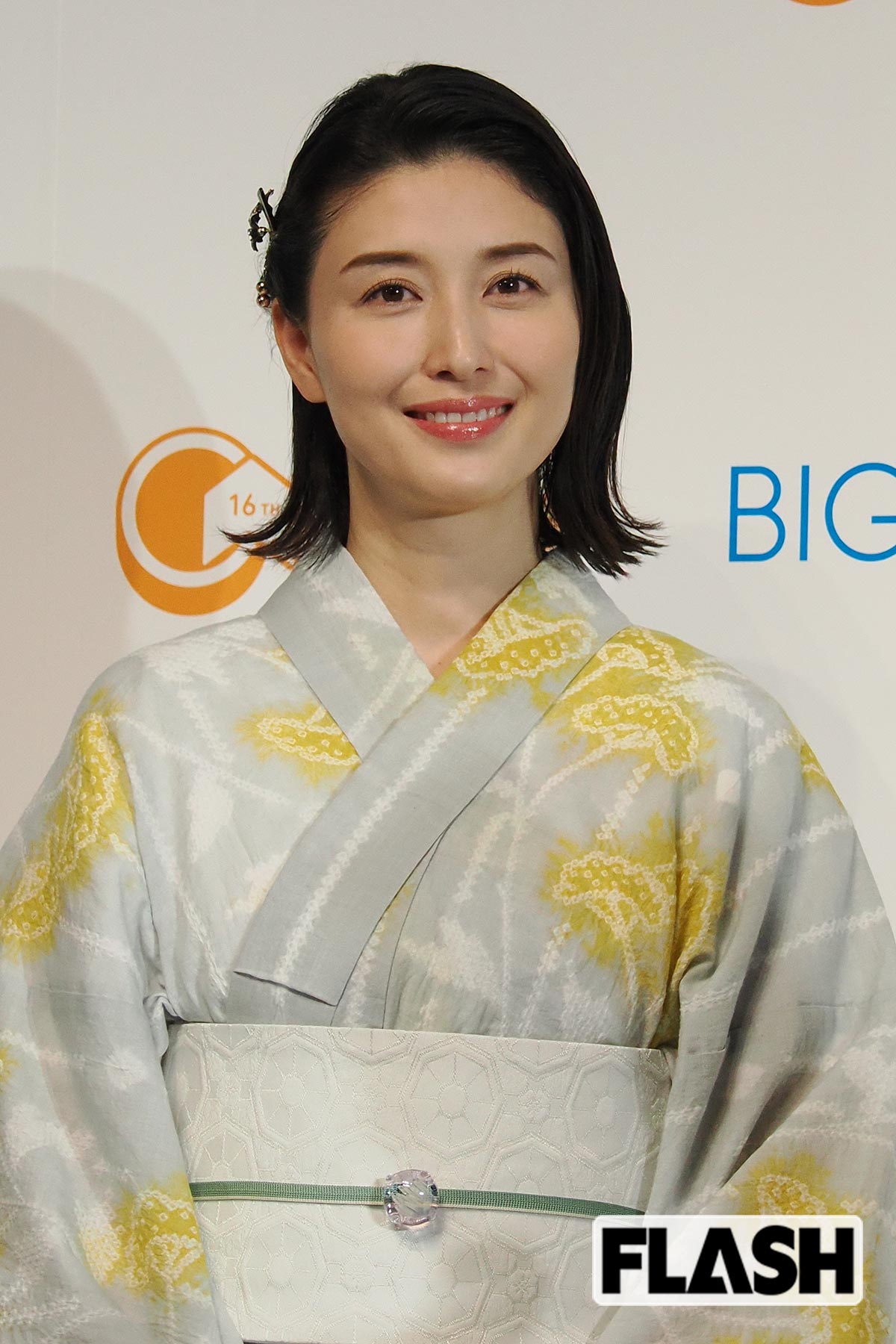 橋本マナミ、“意外な同級生”とのツーショット披露しファン歓喜…古希迎えた渡辺えりコンサートで共演