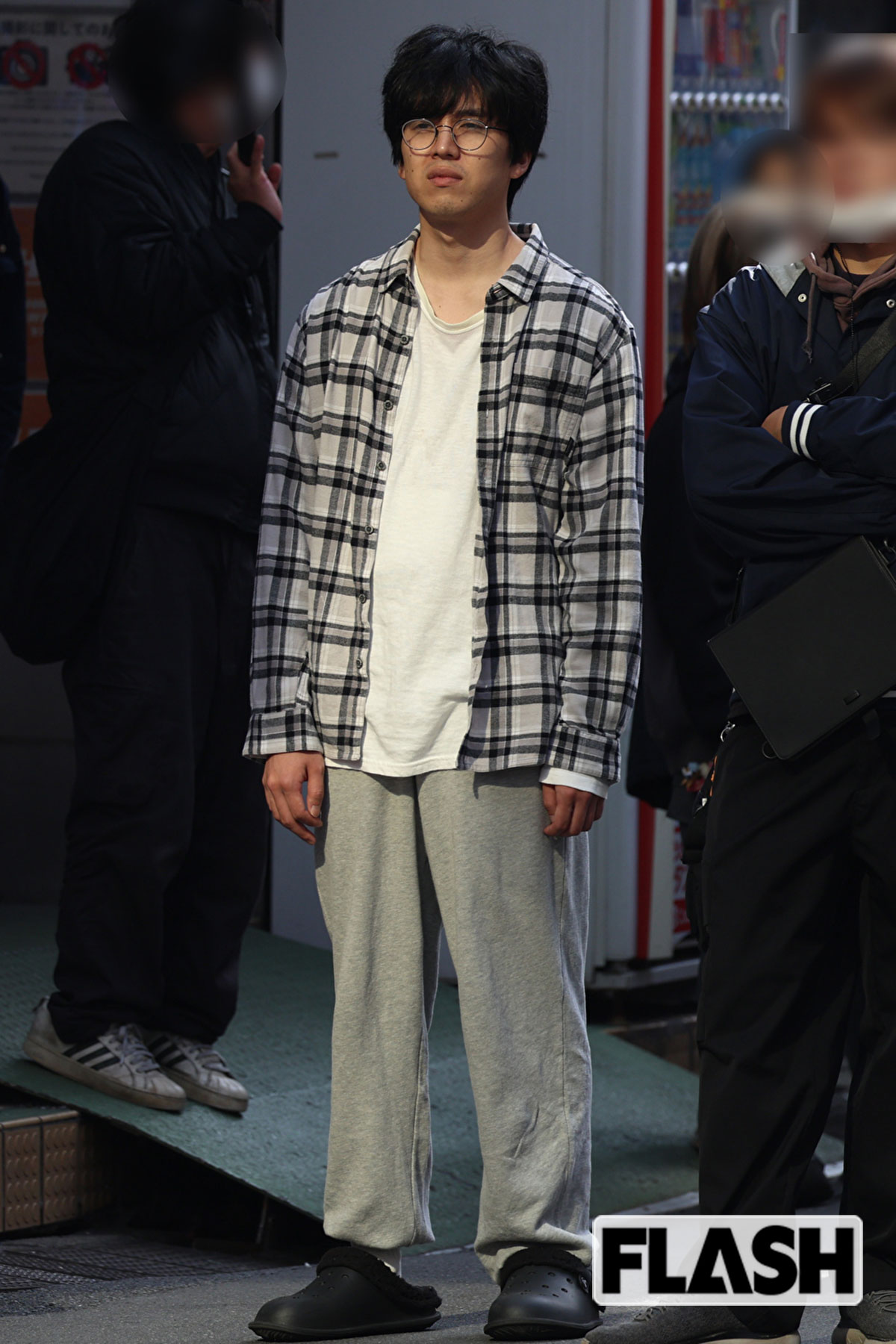 坂東龍汰、秋葉原でメイドに囲まれチェックシャツ“オタク”ロケ姿　撮影中には“プチトラブル”も