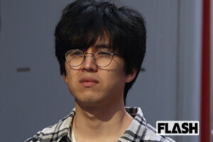 坂東龍汰、秋葉原でメイドに囲まれチェックシャツ“オタク”ロケ姿　撮影中に…