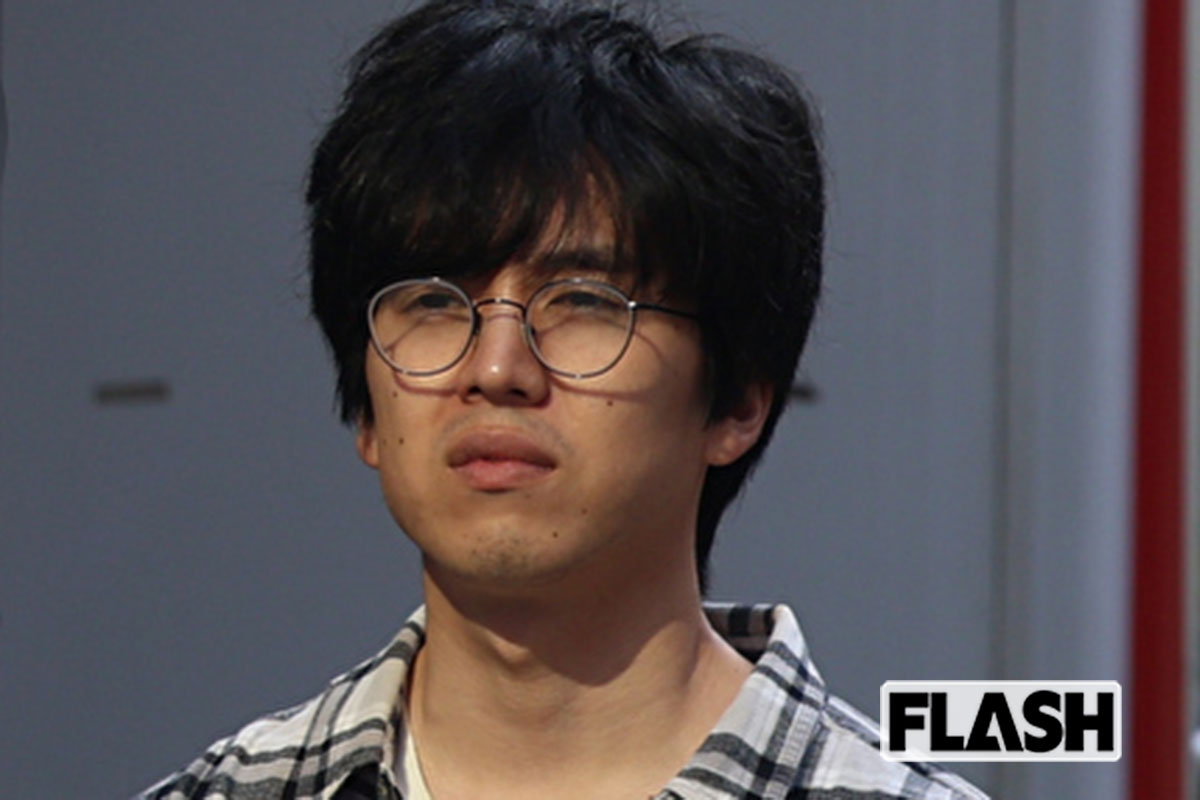 坂東龍汰、秋葉原でメイドに囲まれチェックシャツ“オタク”ロケ姿　撮影中には“プチトラブル”も