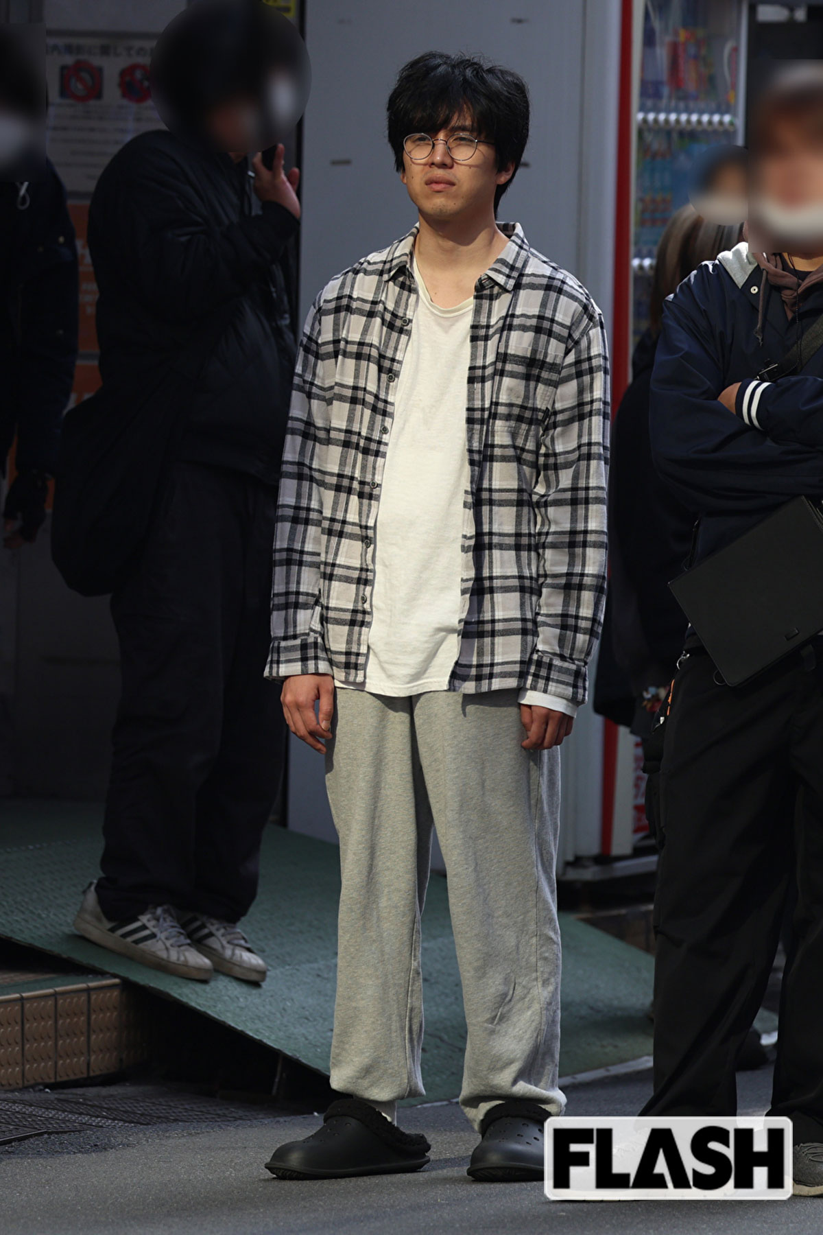 冴えない表情をした坂東龍汰。まさに役になりきっている