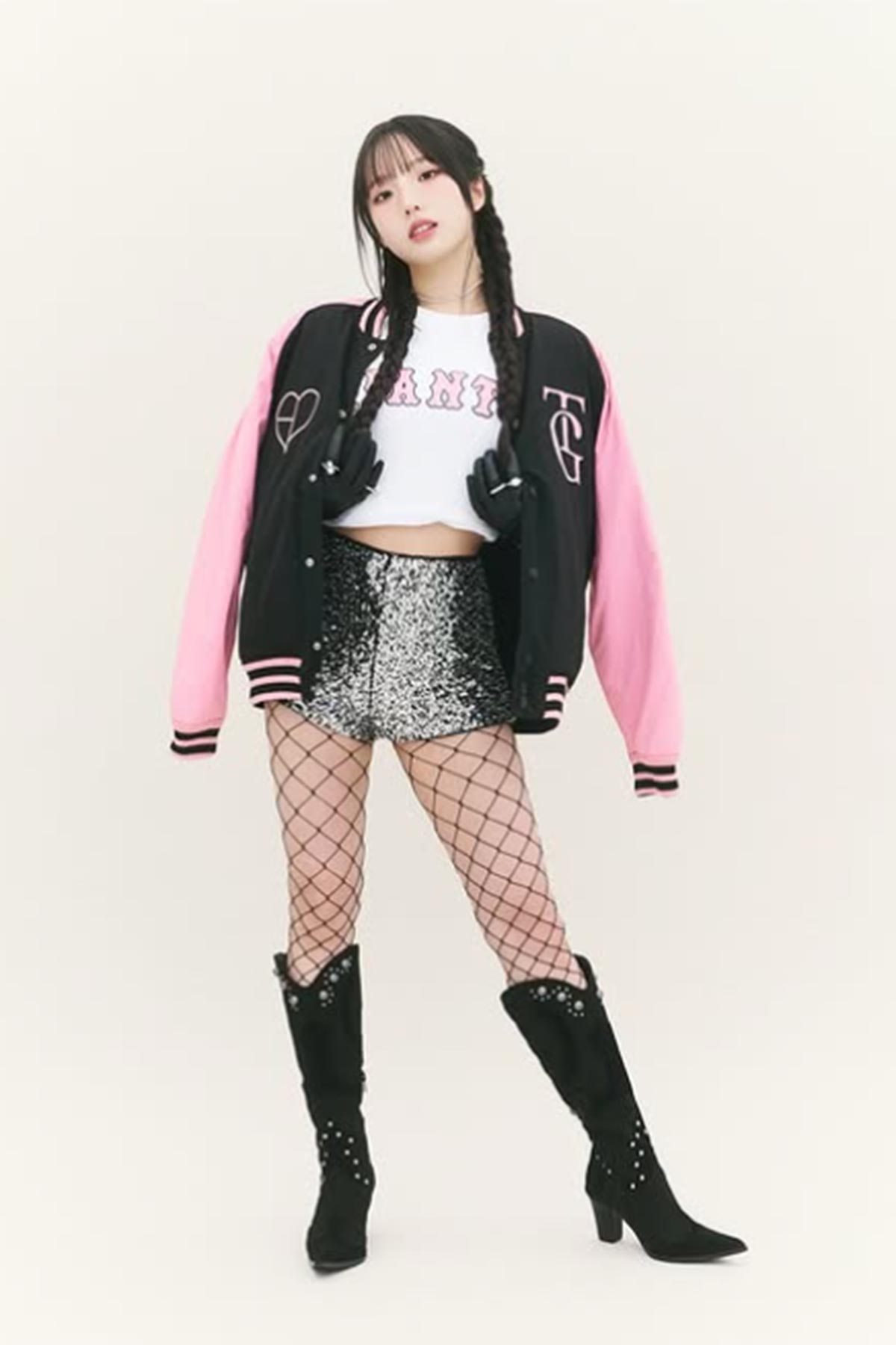 本田真凛のInstagramより。巨人とBLACKPINKとのコラボアイテムのモデルを務めることを発表した