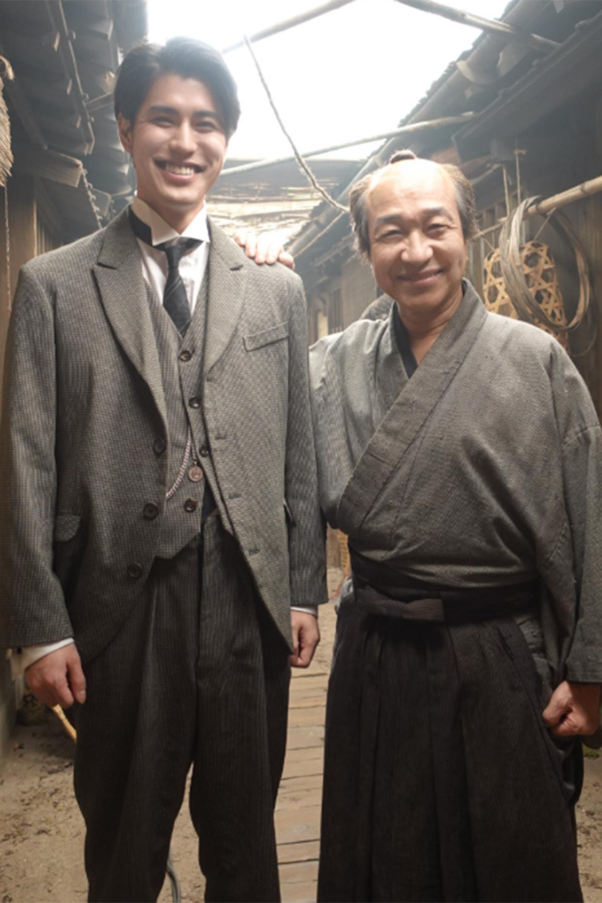 かつては黄ばんだ歯を見せていた寛一郎（左）だが、再登場した際には「白くなっている」との指摘が相次いだ（写真・『朝ドラ「ばけばけ」公式　放送中』のInstagram「asadora_bk_nhk」より）