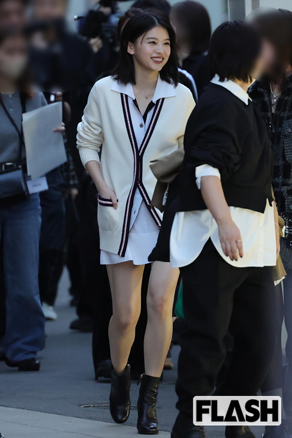 スタッフに囲まれ笑顔の出口夏希