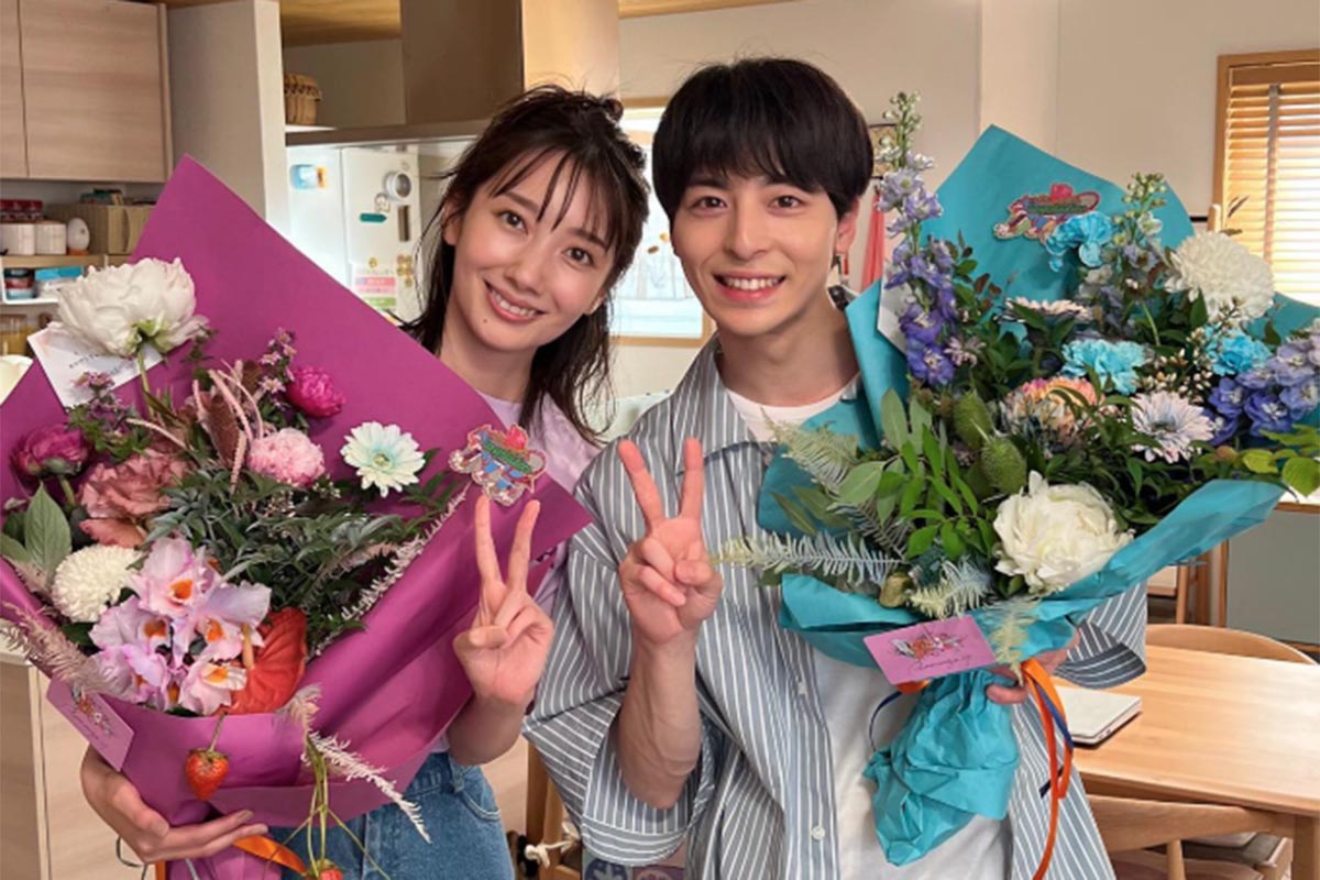 『わたしのお嫁くん』（フジテレビ系）の公式Instagram（放送当時）より。現在は、同じく波瑠が主演を務めた、2025年1月期ドラマ『アイシー～瞬間記憶捜査・柊班～』の公式アカウントとして運用されている。波瑠と高杉真宙との密着したショットが、当時ファンの間で話題を呼んだ