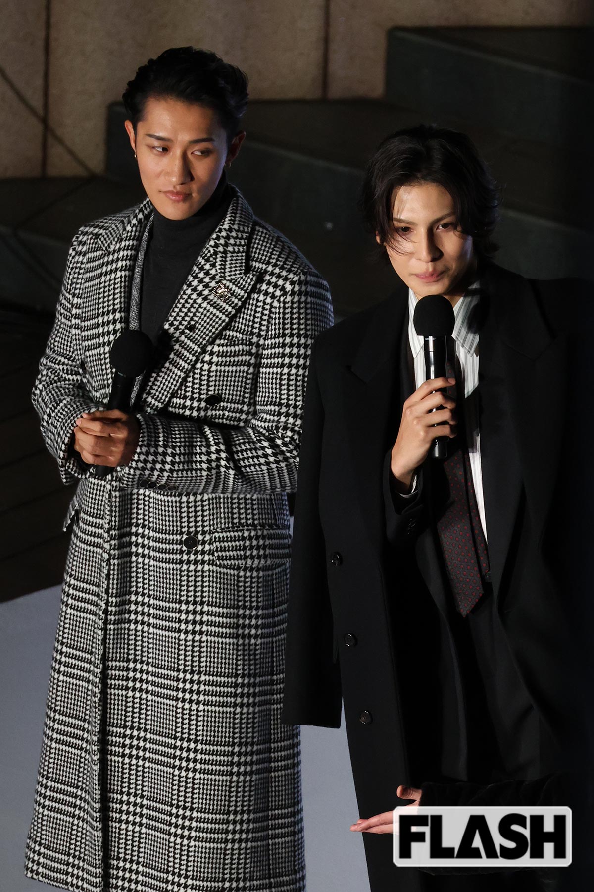 冬らしいロングコートを着こなすSnow Manメンバー