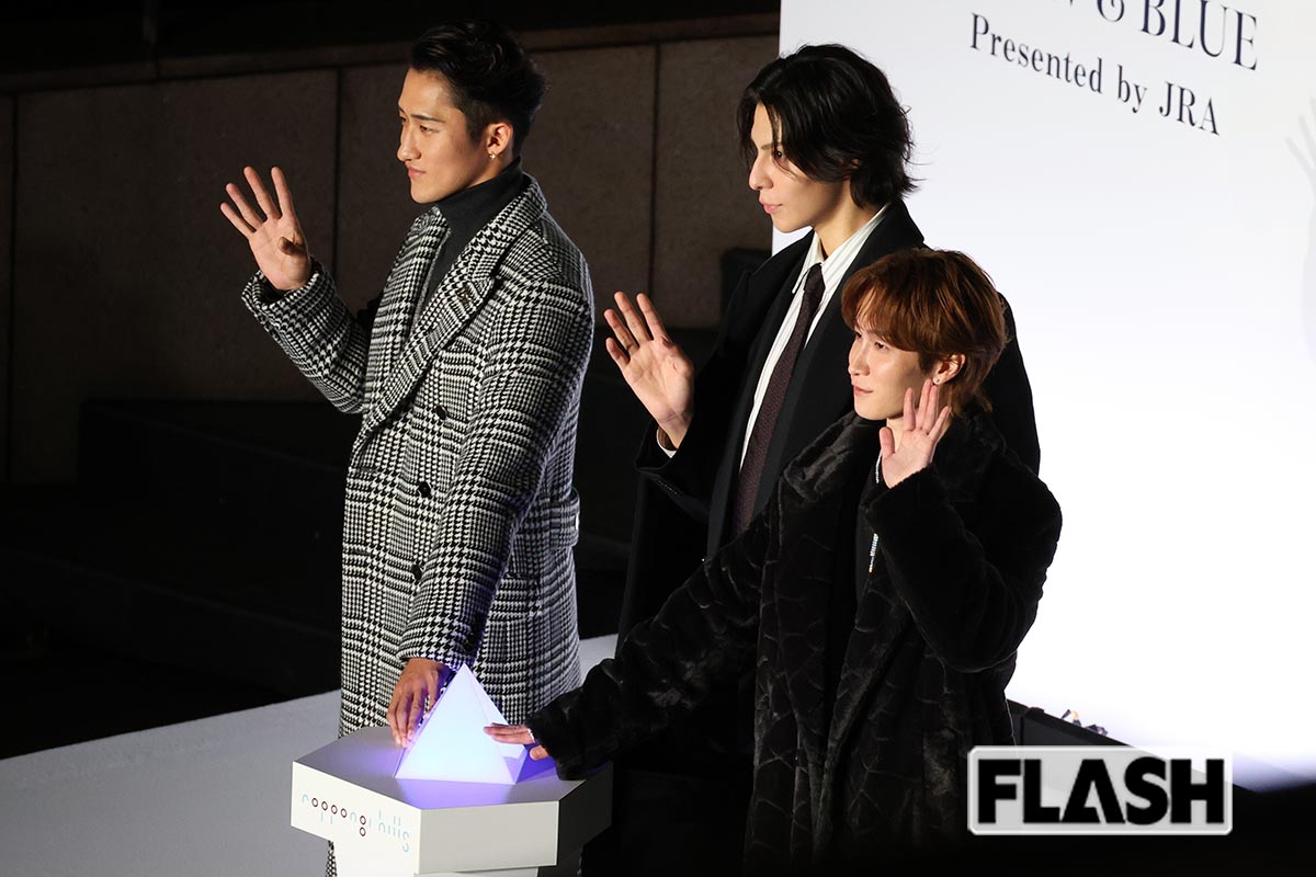 メディアに向けて手を振るSnow Manの3人