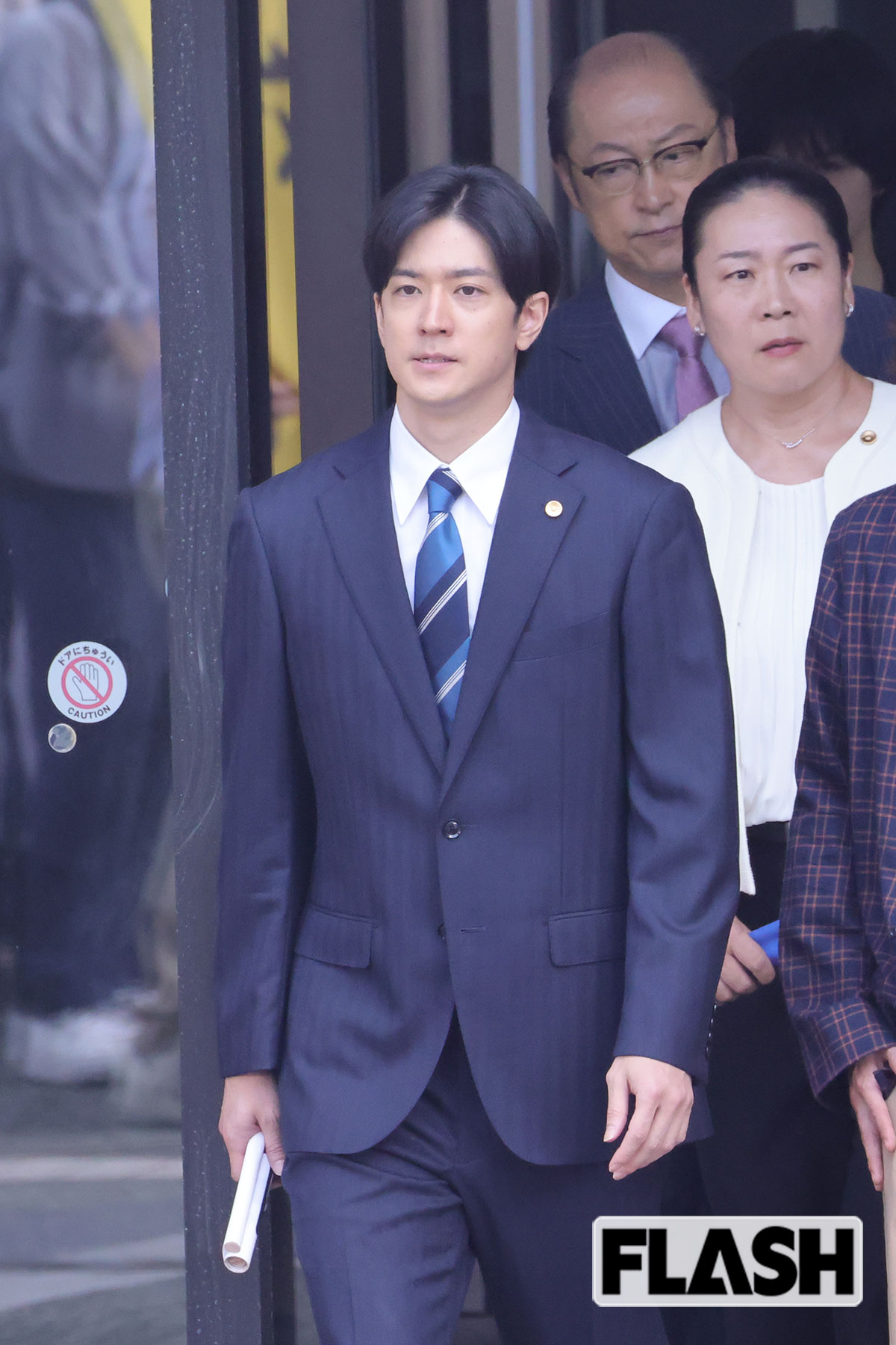 【新木優子と熱愛報道】中島裕翔、グループ卒業しスーツでドラマロケ姿を目撃 ファンが気をもむ“結婚”のタイミング