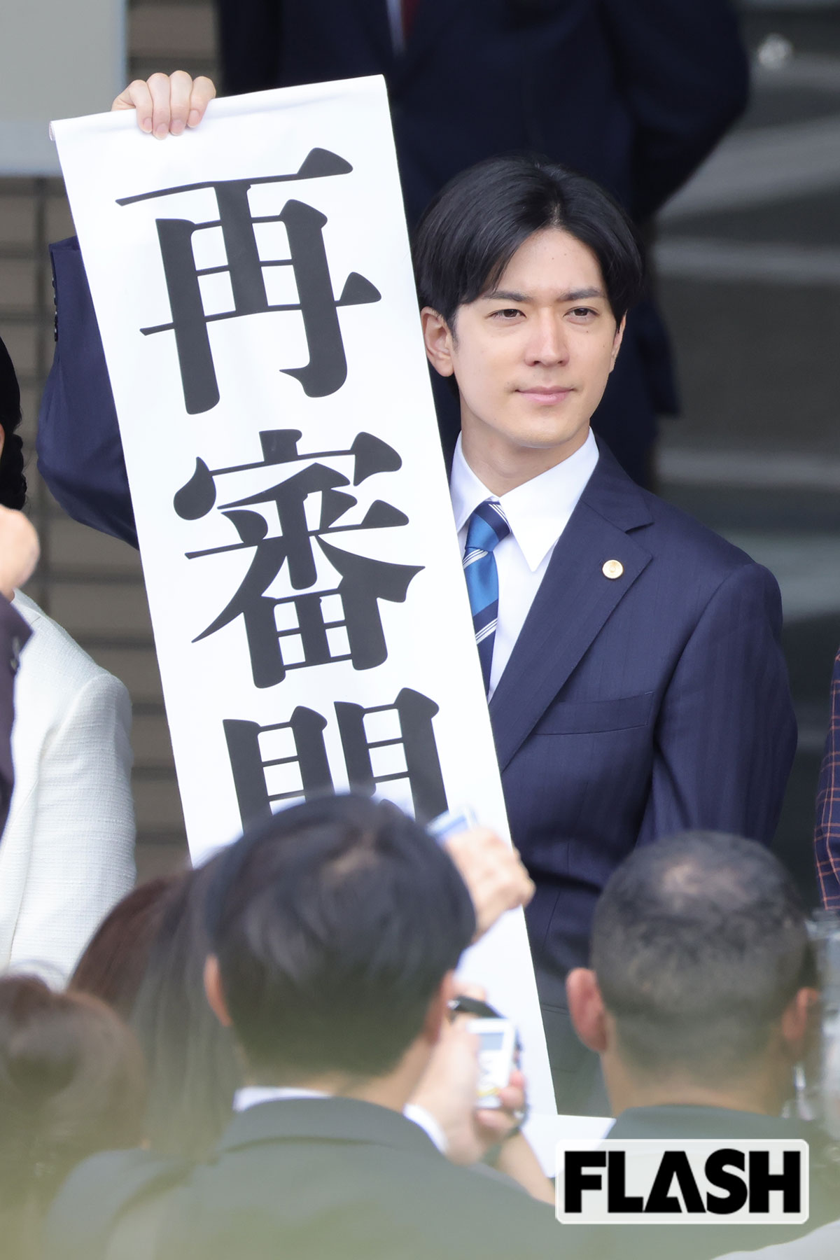 ドラマ『シリウスの反証』のロケをおこなう中島裕翔。弁護士役で出演している