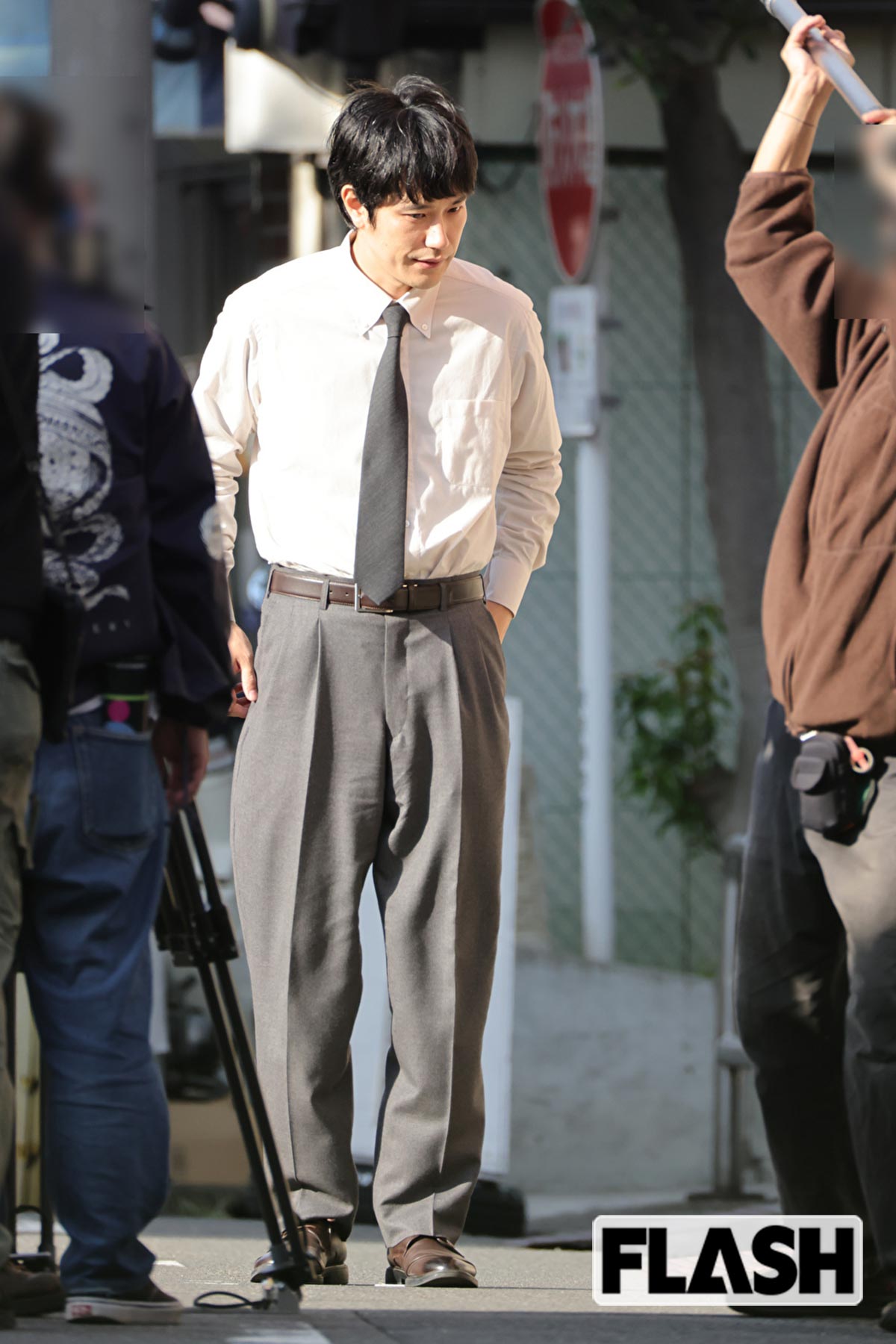 片手をポケットに入れ、神妙な表情を見せる松山ケンイチ