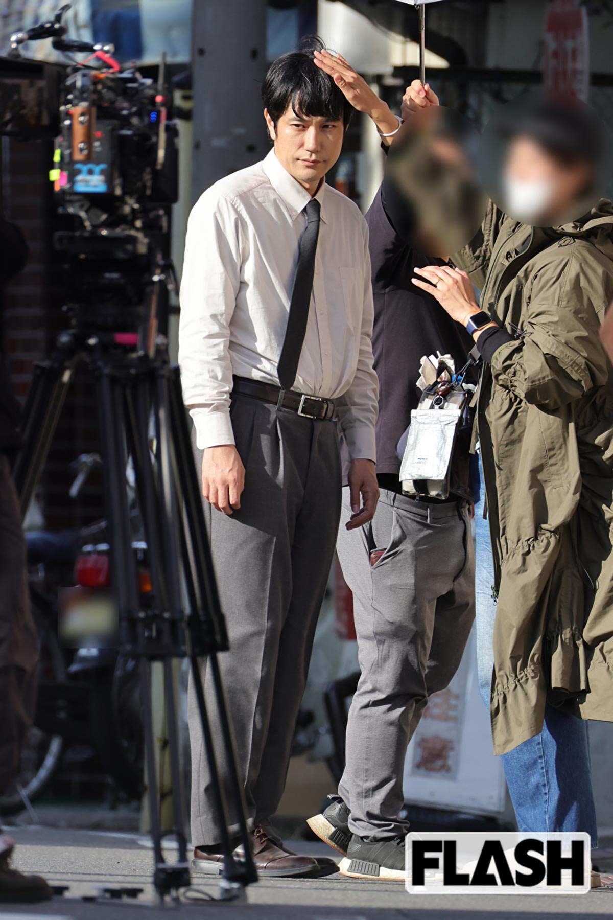 ヘアメイクに髪の毛を整えてもらう松山ケンイチ