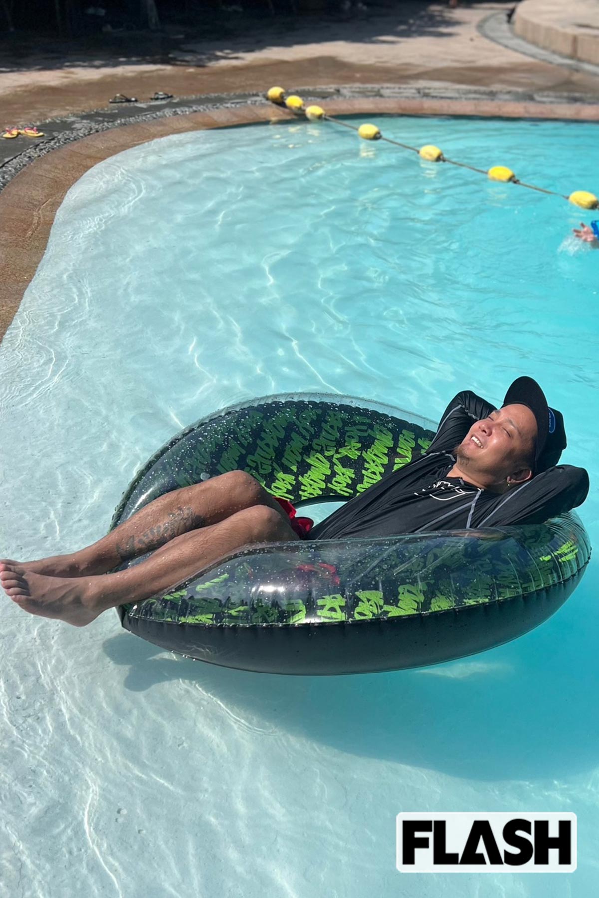 セブ島のリゾートホテルでくつろぐSHOGO。1年を通して暖かい気候のため、よくプールでのんびりと過ごすという