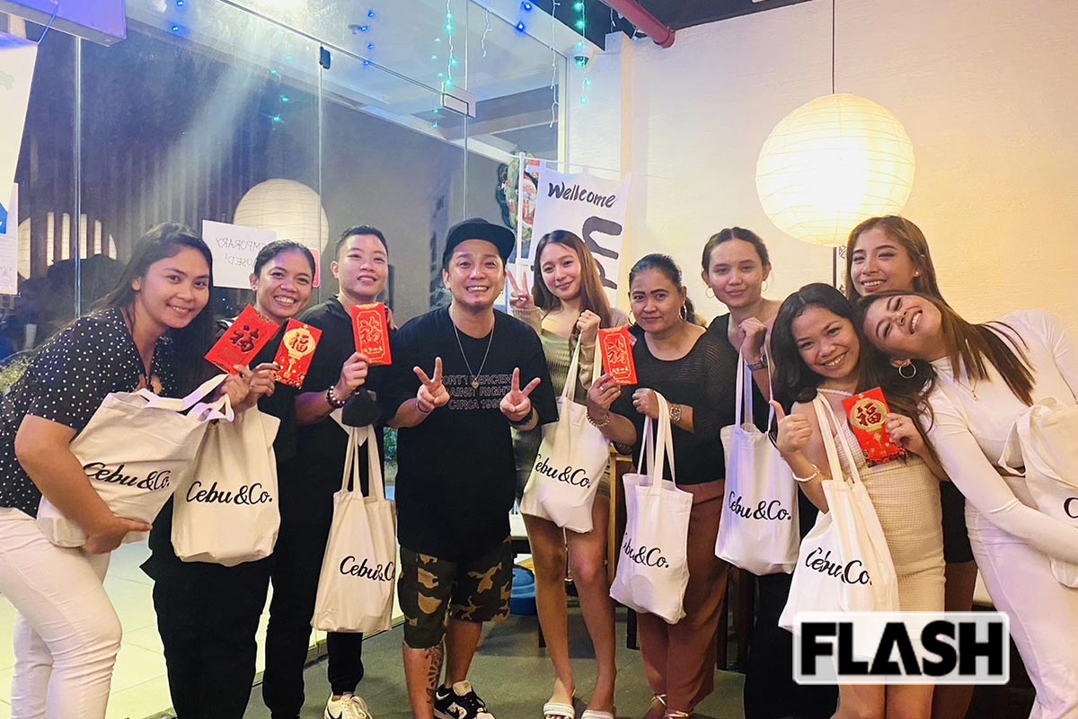 自身が経営するセブ島のうどん店「えびす」でのクリスマスパーティの様子。毎年、従業員たちを必ずねぎらうという