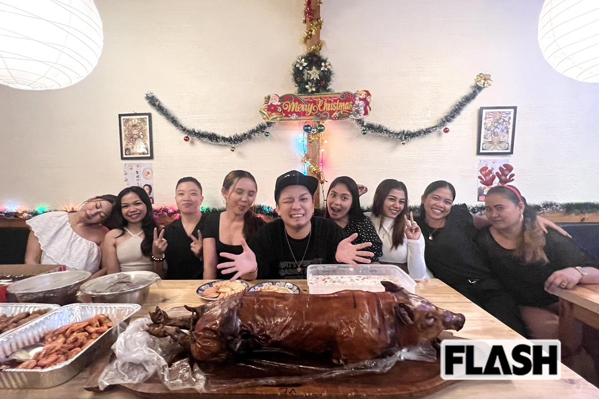 自身が経営するうどん店「えびす」で、従業員たちのために開いたクリスマスパーティの様子。中央にあるのは、「レチョン」という豚の丸焼き
