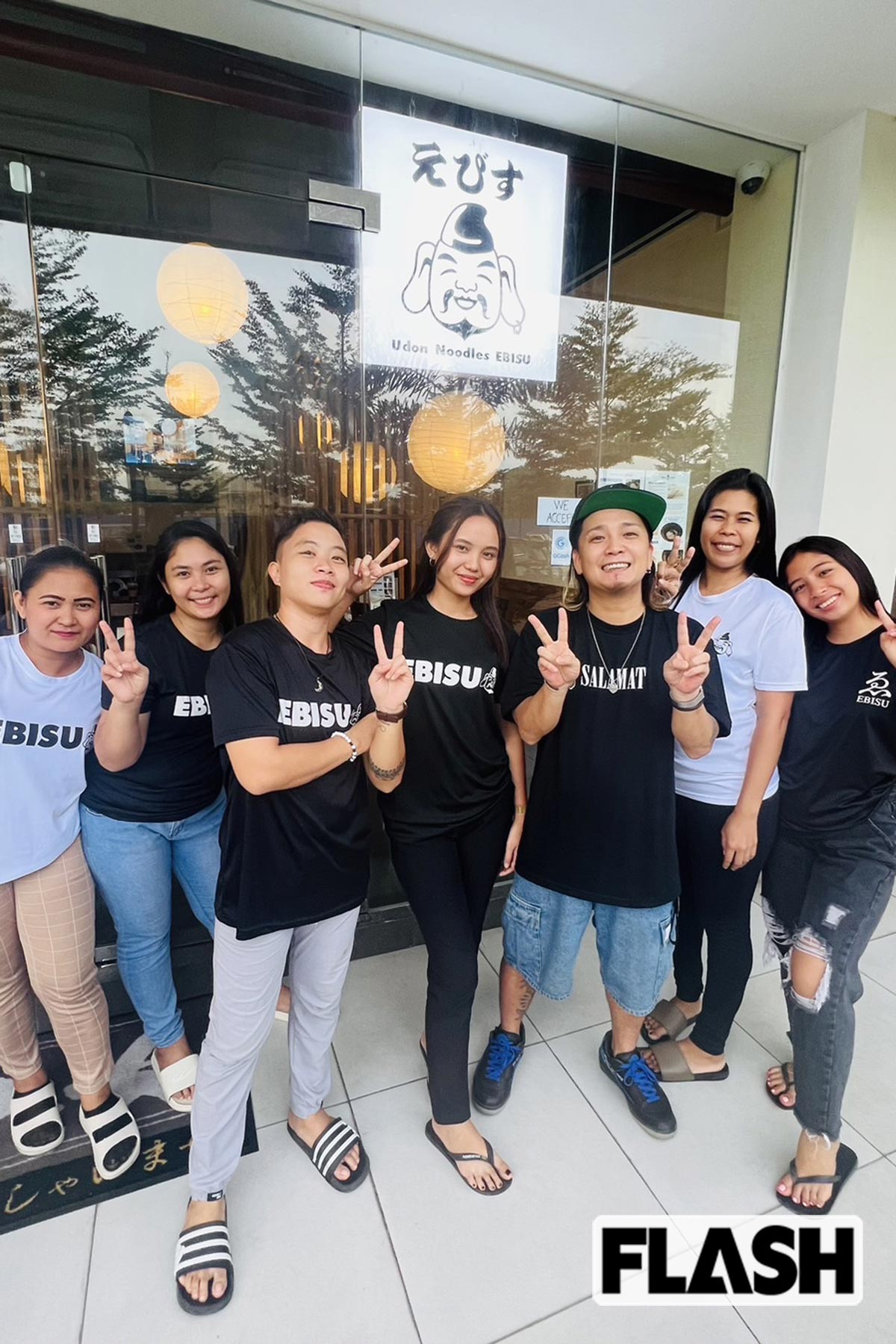 自身が経営するセブ島のうどん店「えびす」の従業員たちとともに記念写真