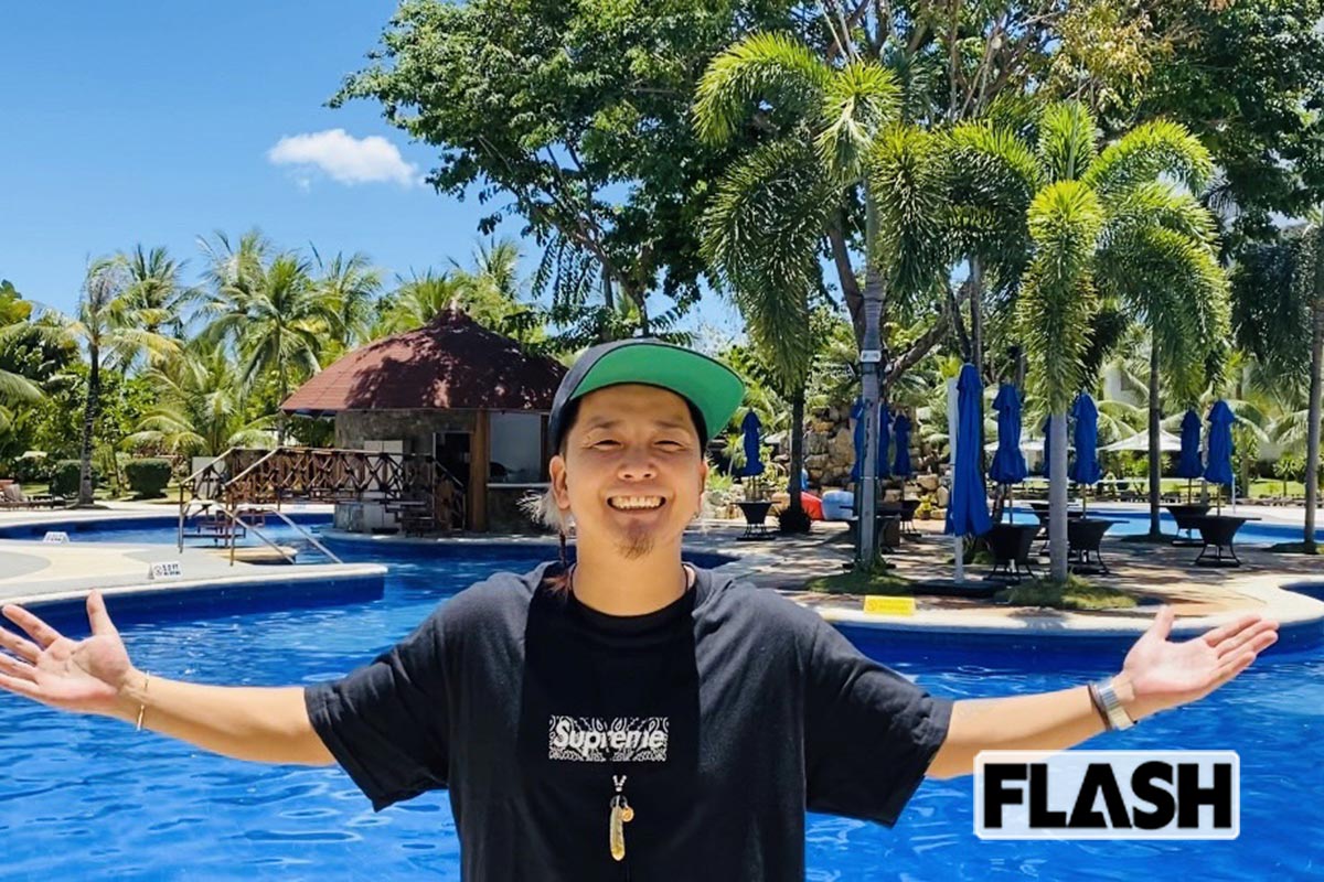 リゾートホテルのプールの前でポーズ