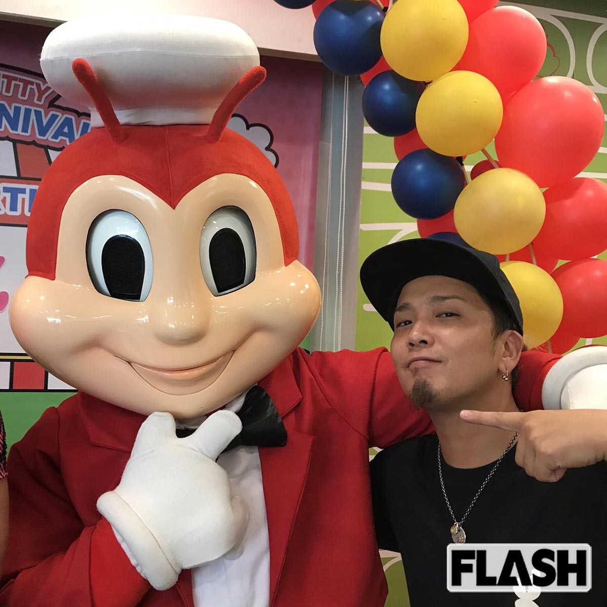 フィリピン発の人気ファストフードチェーン「ジョリビー」のキャラクターと写真を撮るSHOGO