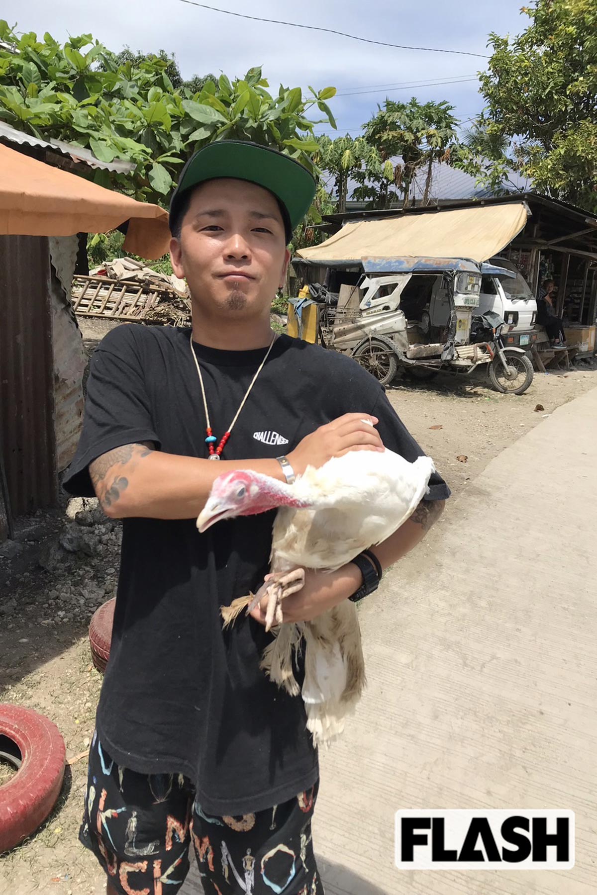 現地の友人の誕生日祝いでは、鶏を豪快に丸焼きにしたという