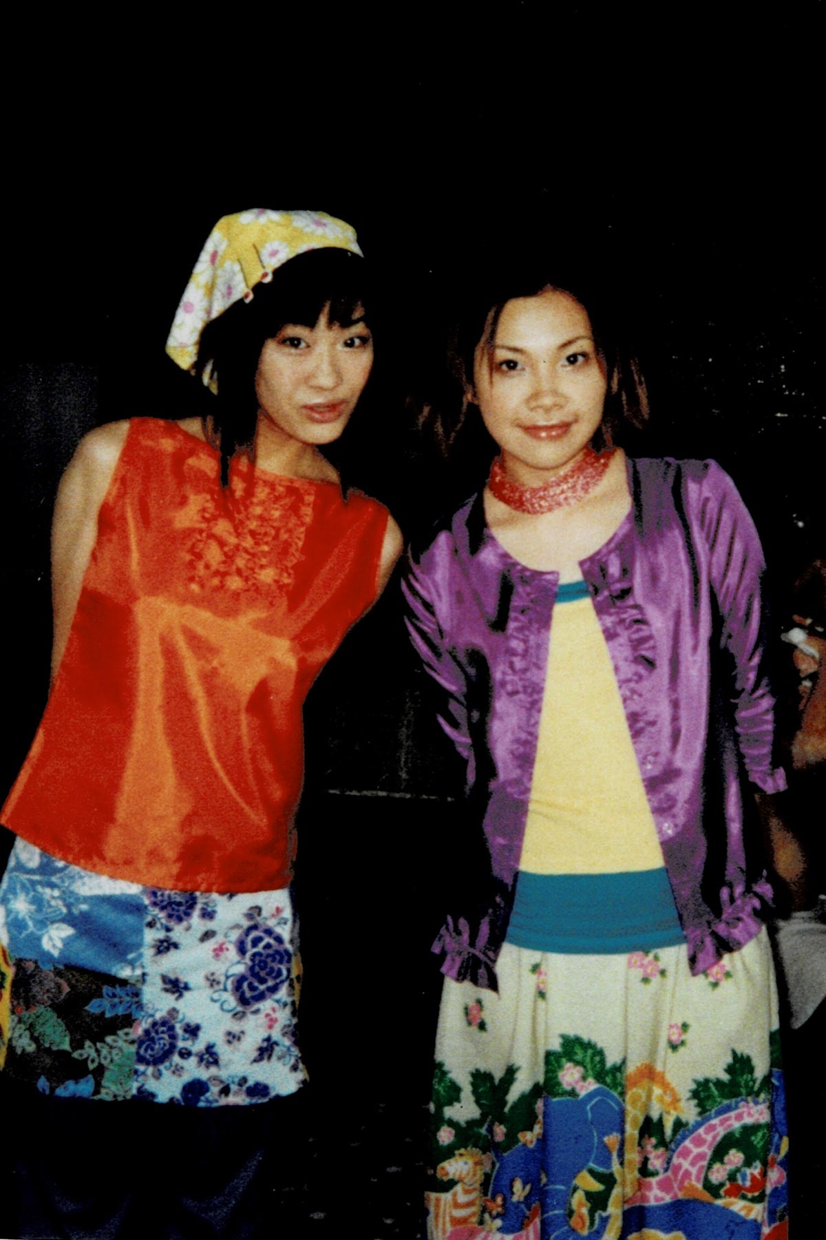 2000年、おの（左）とこじまは高校卒業後、阪神・淡路大震災直後の神戸市の音楽専門学校で花＊花を結成（（C）オフィスハナタバ合同会社）