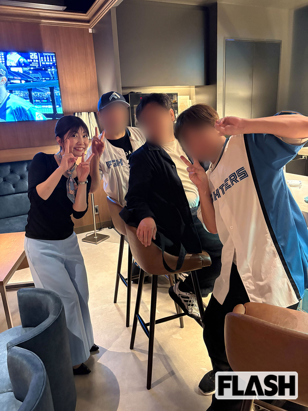 自身が経営するシークレットバーにて、ZONEのファンたちと撮影した写真。このファンらとは、ZONE解散以来の再会だったという