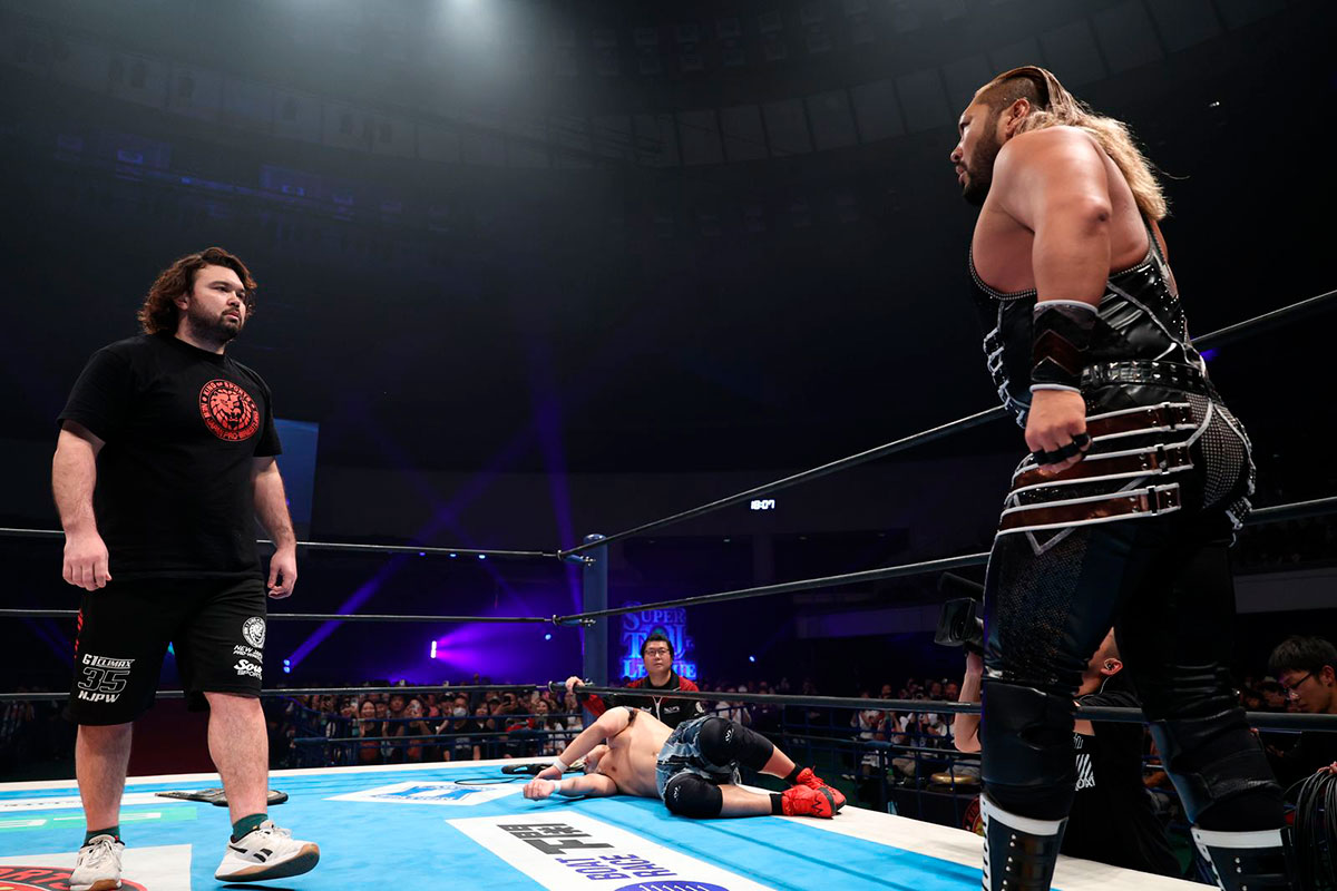 練習生ながらセコンドにつき、最近はリングに乱入して会場を盛り上げることも。EVILとにらみ合っても迫力負けせず、早くも超ド級の新人っぷりを見せている　（C）新日本プロレス