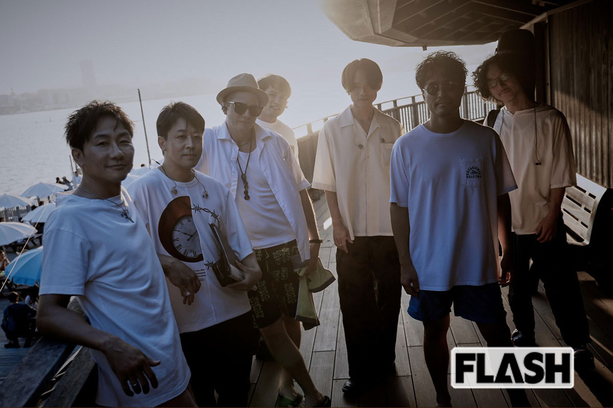 結成20周年記念の無人島ワンマンライブのバンドメンバーとの写真