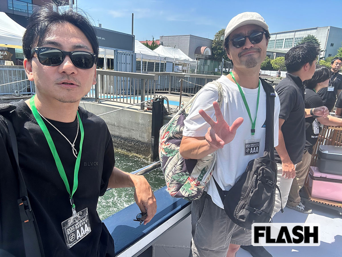 結成20周年記念無人島ワンマンライブの会場準備時のクレイ勇輝（左）とISEKIのオフショット