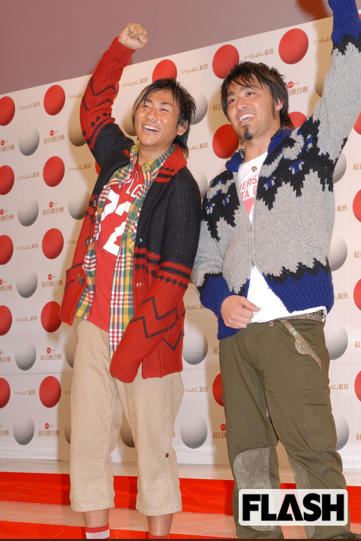 2008年、『紅白』の記者会見に臨んだクレイ勇輝（左）とISEKI。本番ではヒット曲『LIFE』を披露