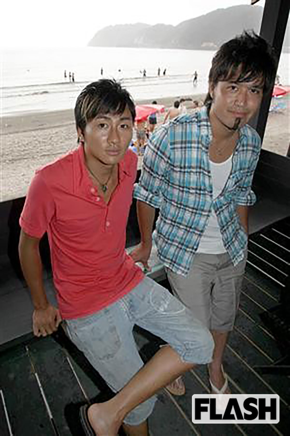 クレイ勇輝（左）とISEKIは、神奈川県・逗子市でともに育った幼なじみ。海風を感じるさわやかな雰囲気のなかで、音楽活動に励んできた