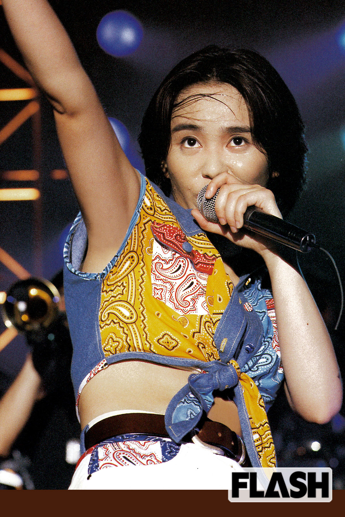 1995年、ライブで熱唱する久宝。パワフルなパフォーマンスで観客を楽しませた