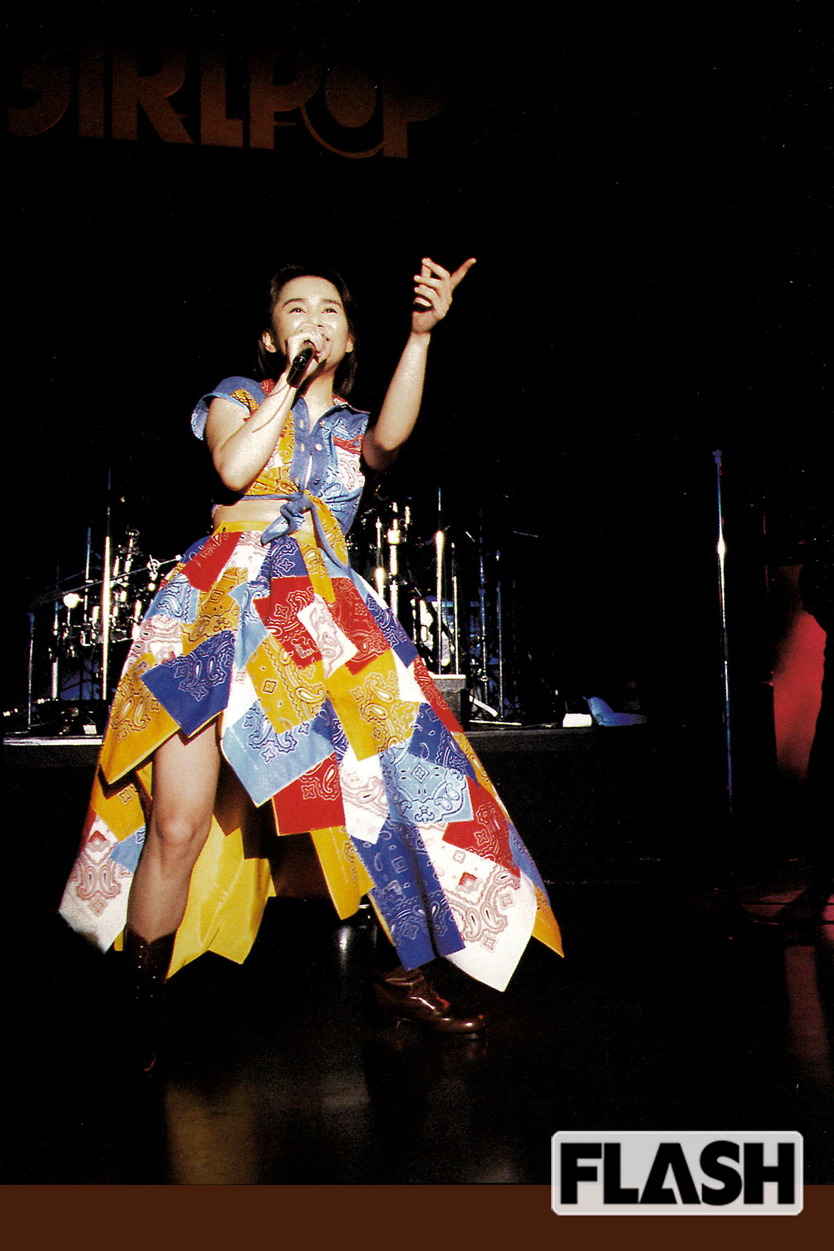 1995年、ライブで熱唱する久宝。パワフルなパフォーマンスで観客を楽しませた