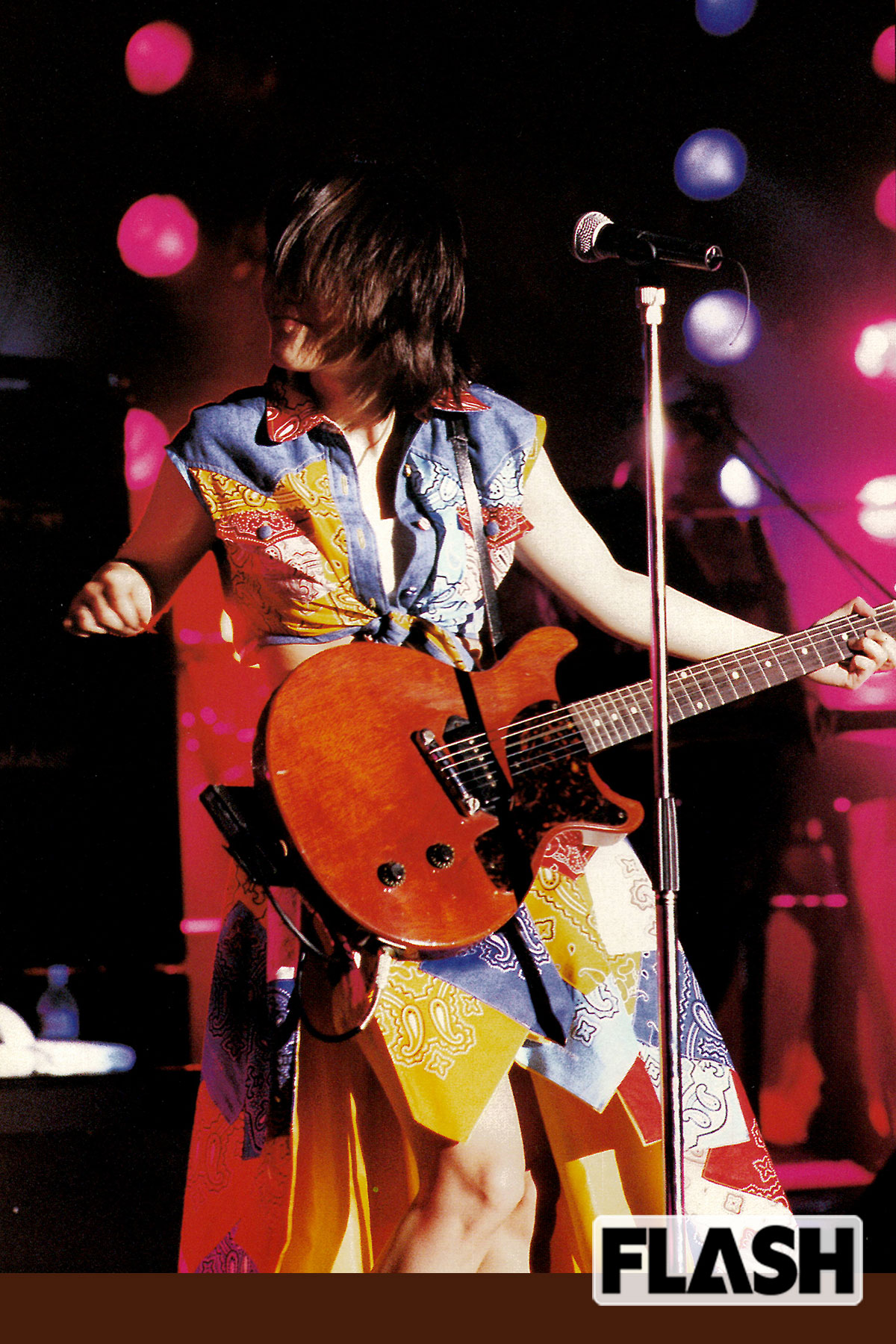 1995年、ライブで熱唱する久宝。パワフルなパフォーマンスで観客を楽しませた