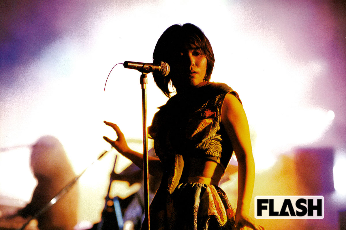 1995年、ライブで熱唱する久宝。パワフルなパフォーマンスで観客を楽しませた