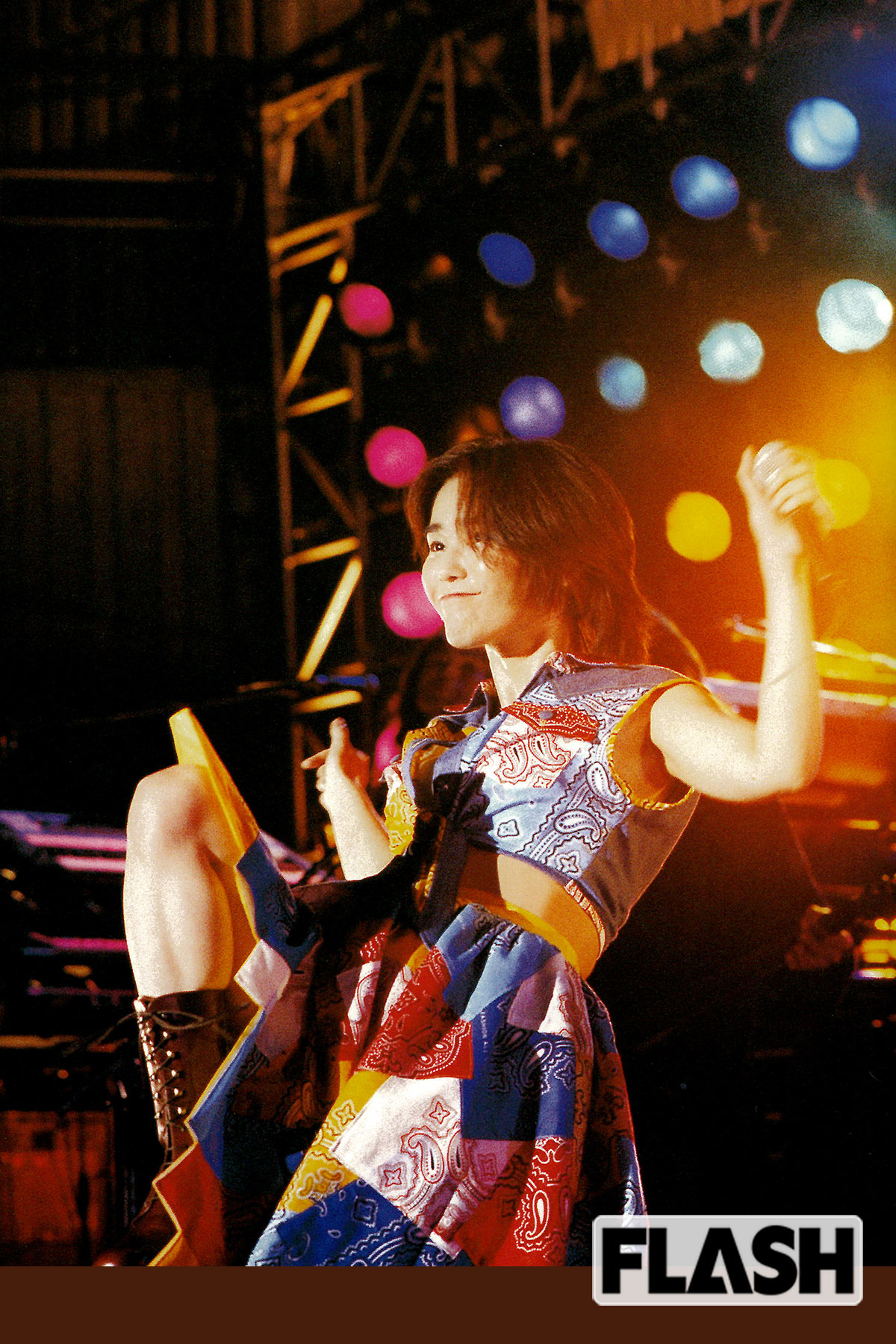 1995年、ライブで熱唱する久宝。パワフルなパフォーマンスで観客を楽しませた