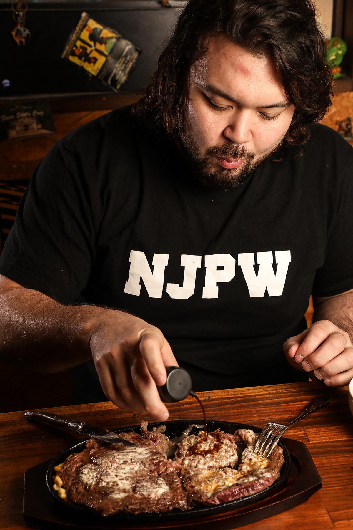 バターをたっぷり塗って、500g（税込み6600円）のリブロースステーキをあっさりと平らげたウルフ。「調子がいいときは、普通に800gはいきます」（ウルフ）（写真・ヤナガワゴーッ！）