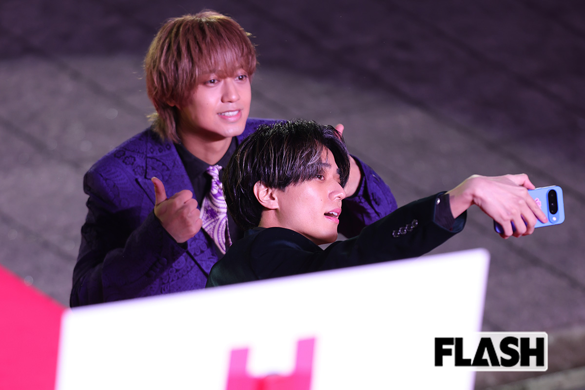 イベントの途中で仲良く自撮りする永瀬廉と髙橋海人