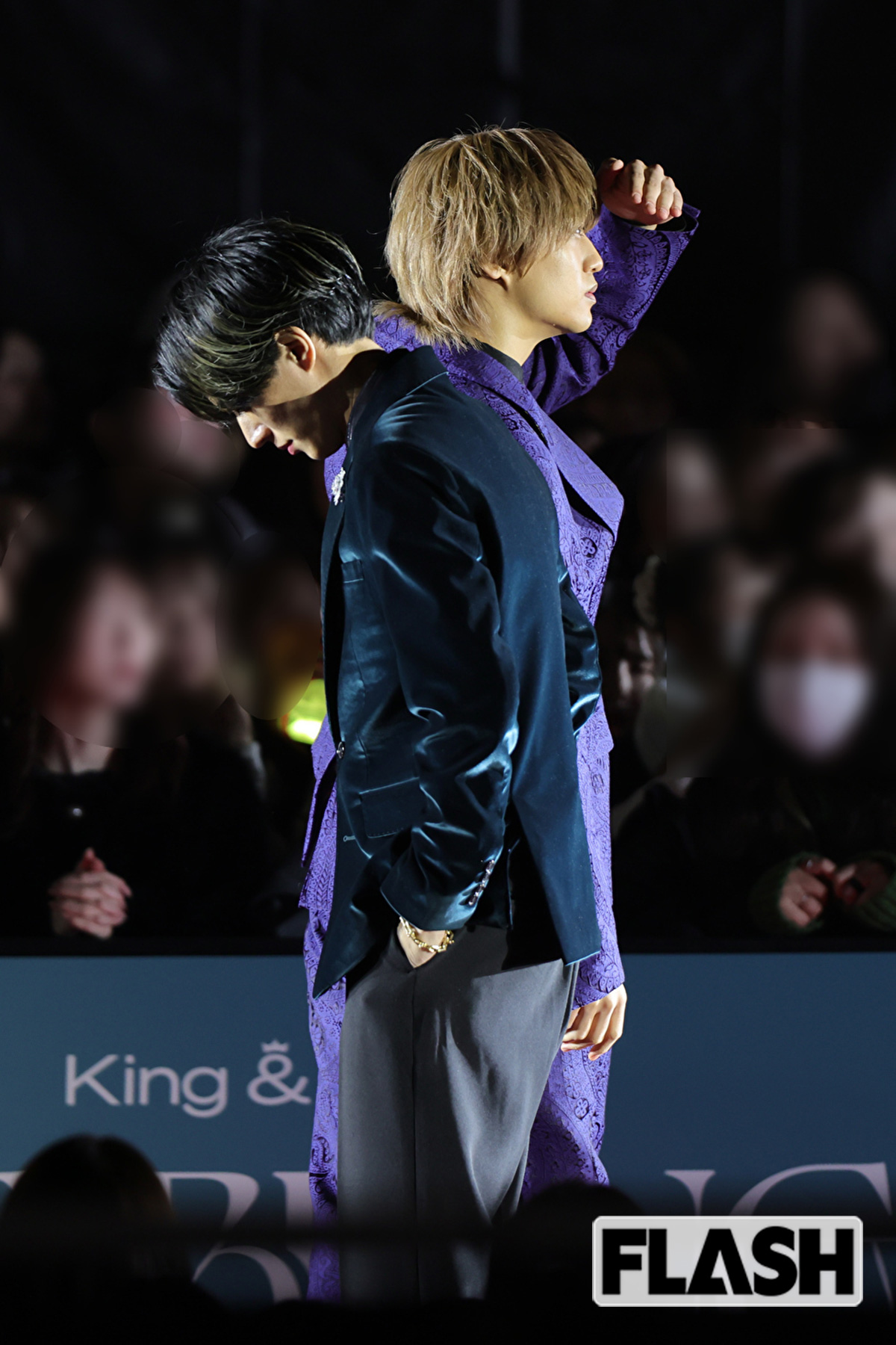 多くのファンに囲まれた永瀬廉と髙橋海人