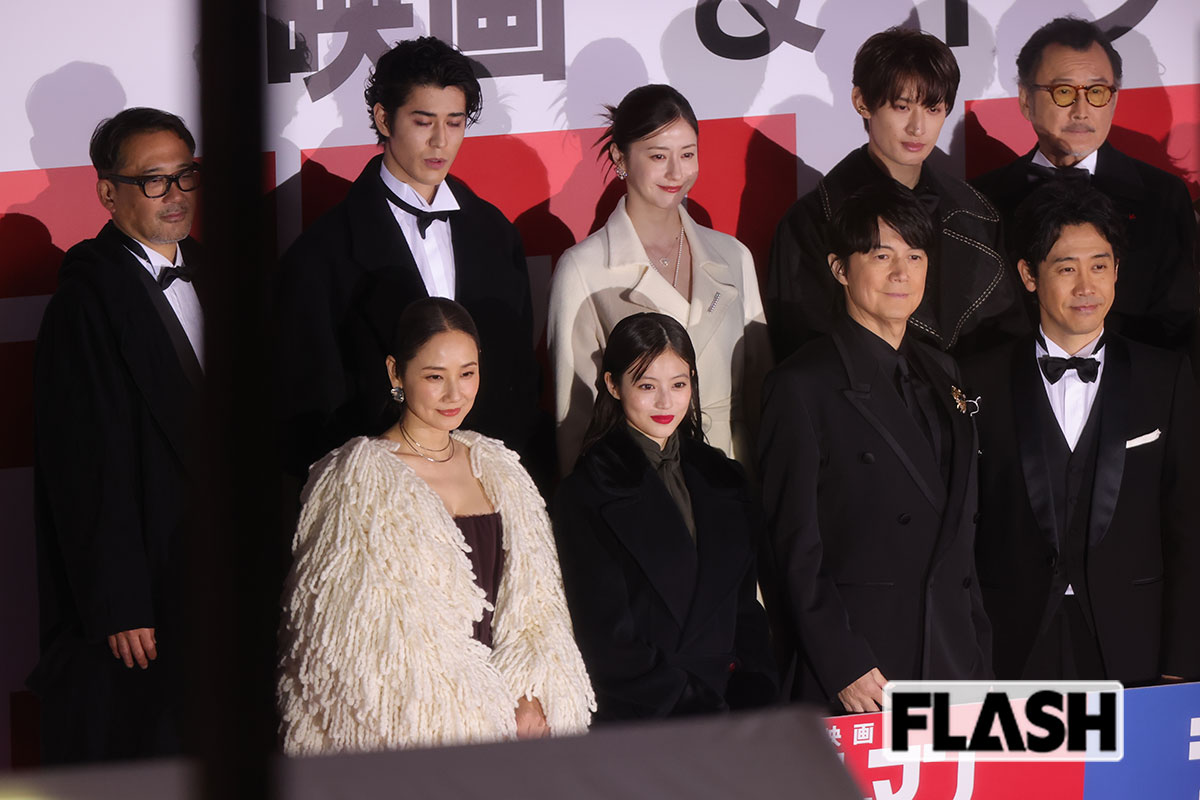 モノトーンコーデでも真っ赤なリップで視線を独り占めする今田美桜